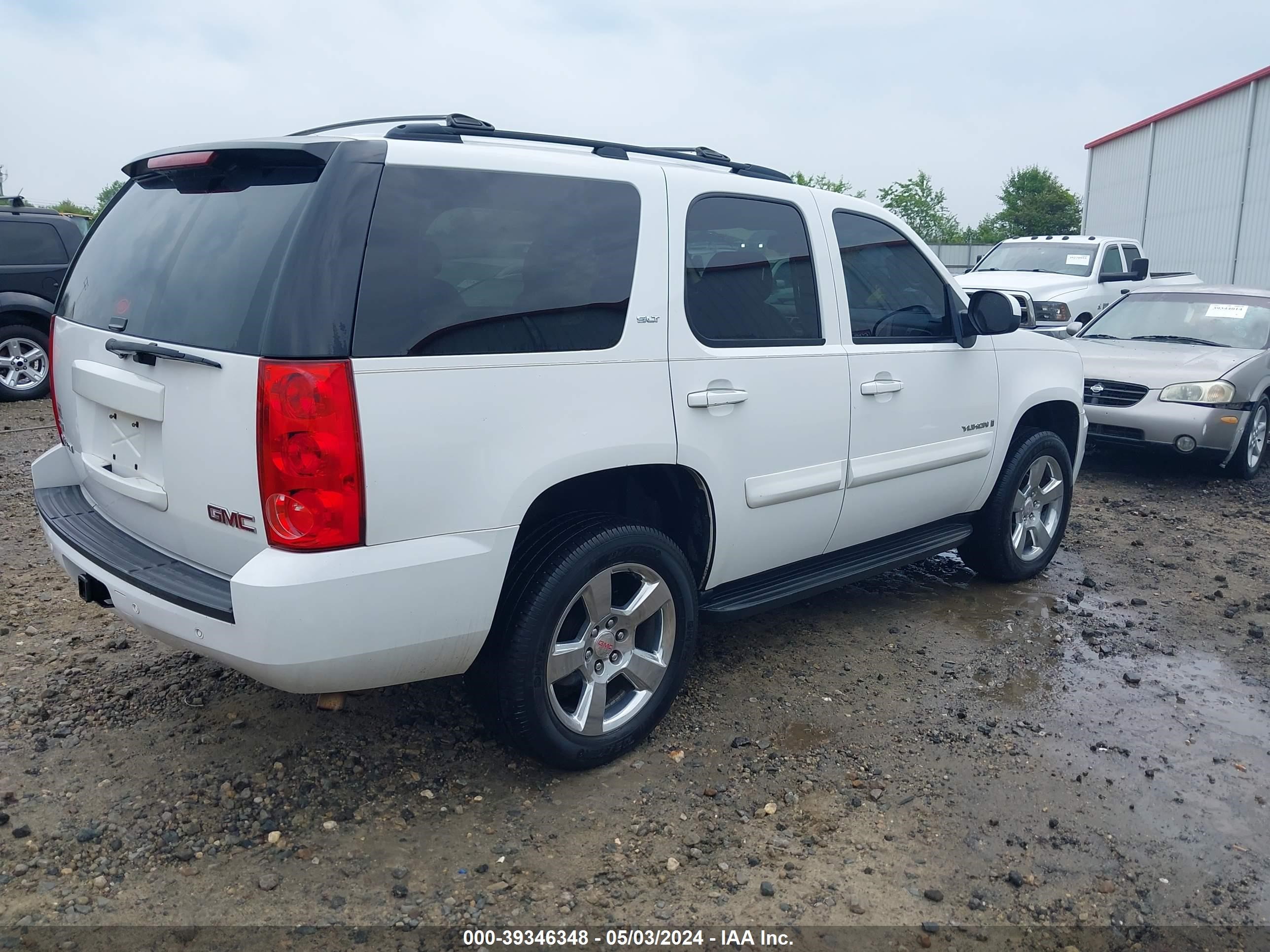 Photo 3 VIN: 1GKFC13067R410914 - GMC YUKON 