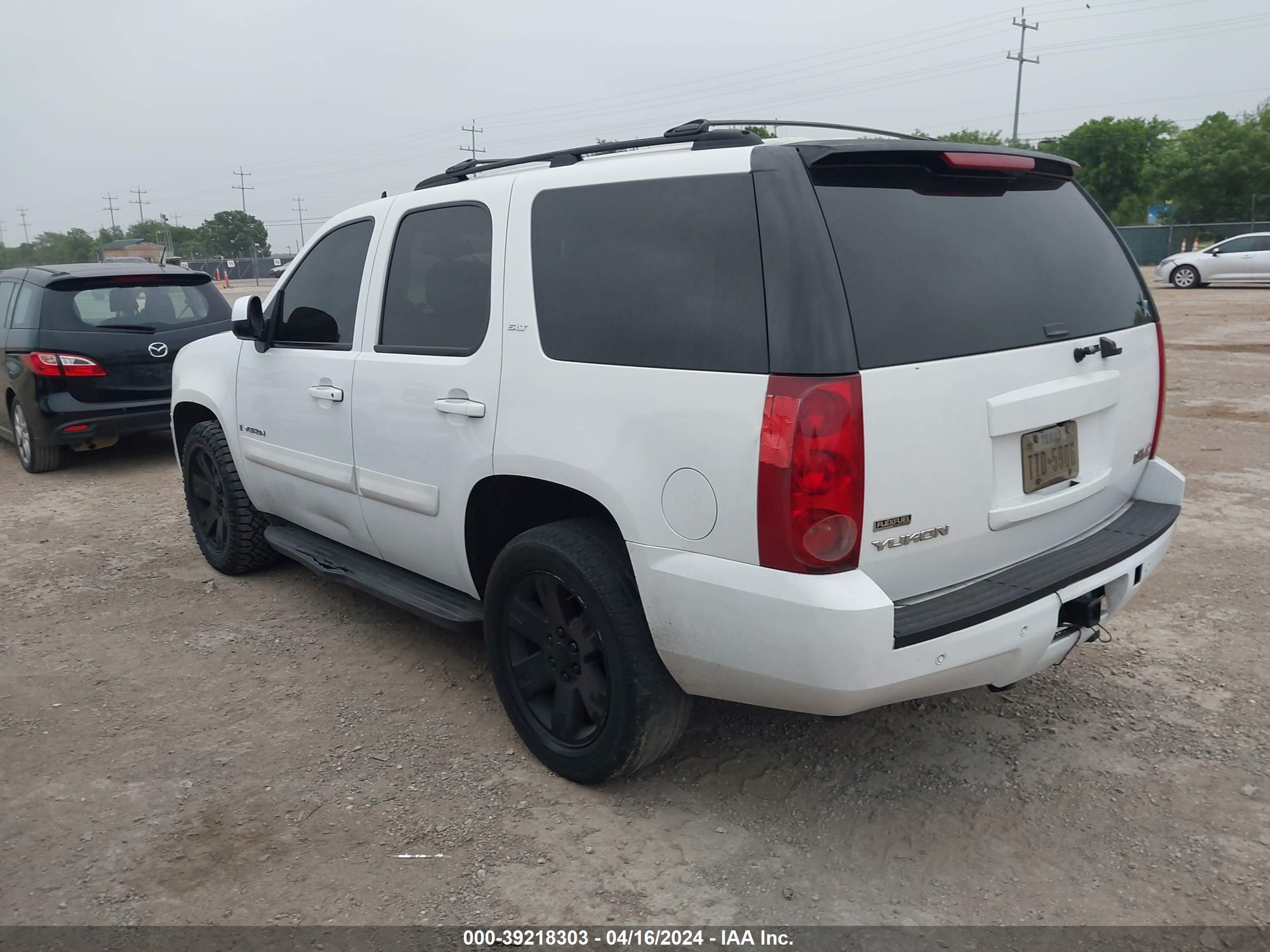 Photo 2 VIN: 1GKFC13068R170460 - GMC YUKON 