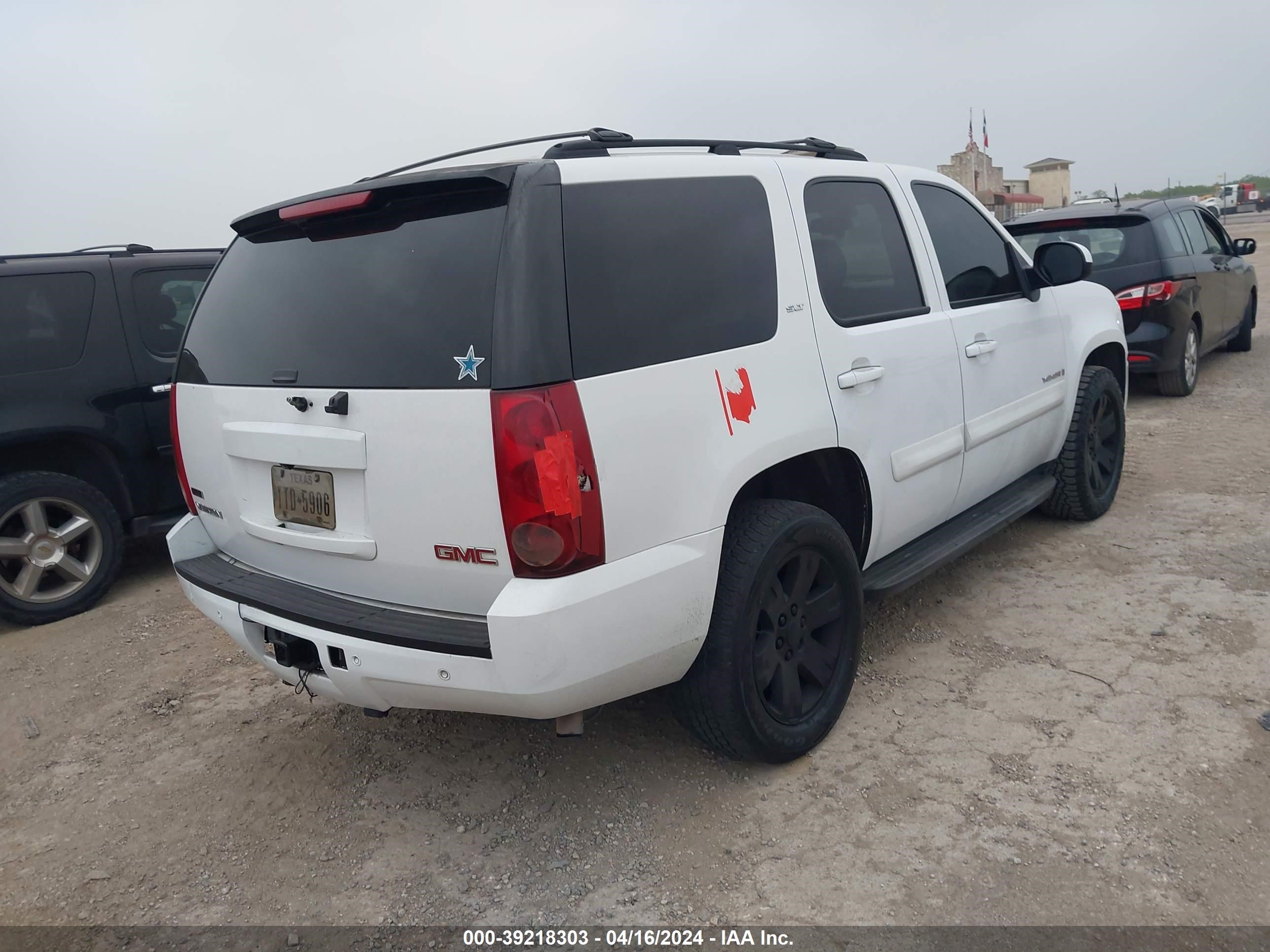 Photo 3 VIN: 1GKFC13068R170460 - GMC YUKON 