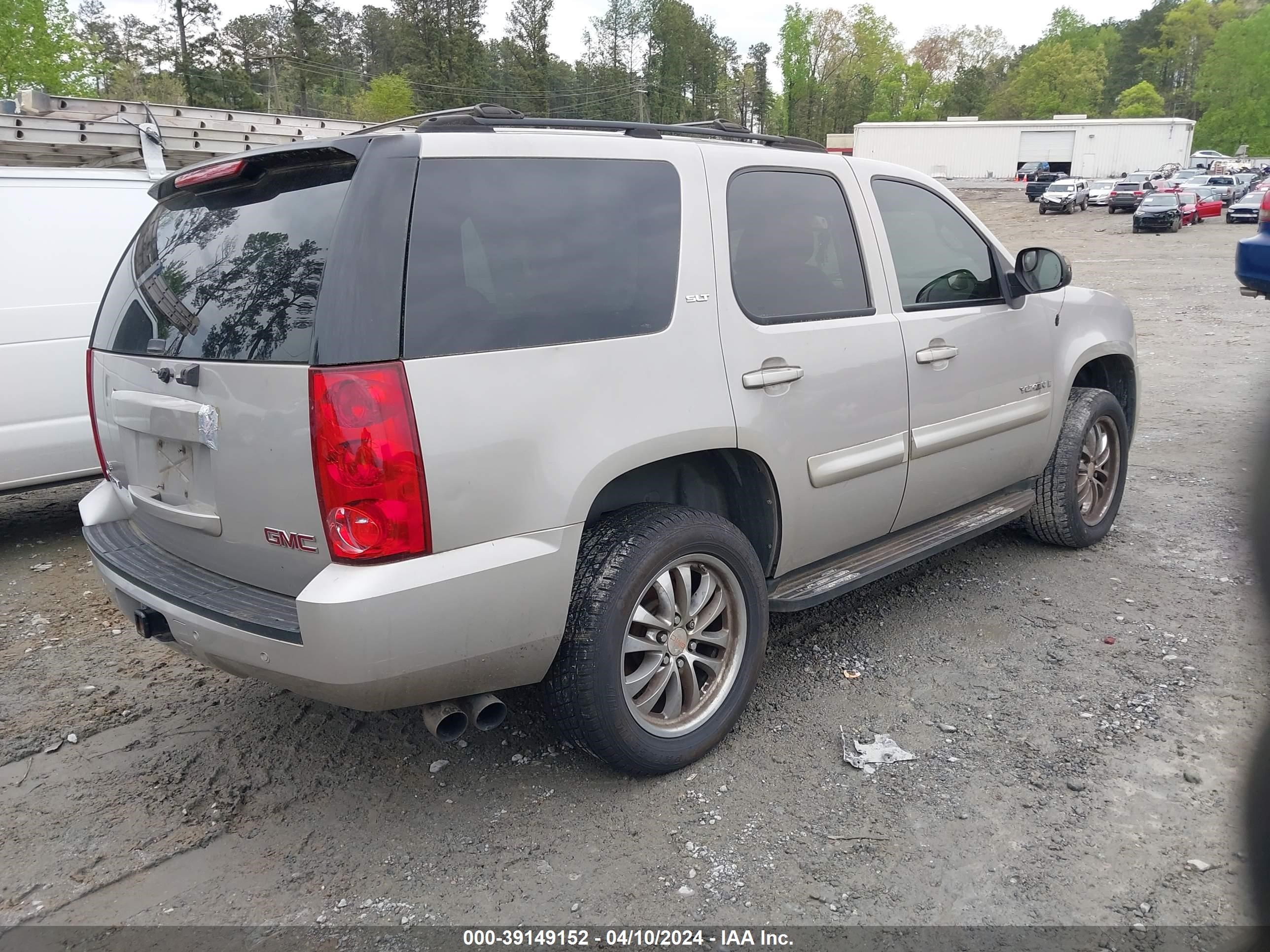 Photo 3 VIN: 1GKFC13077J106442 - GMC YUKON 