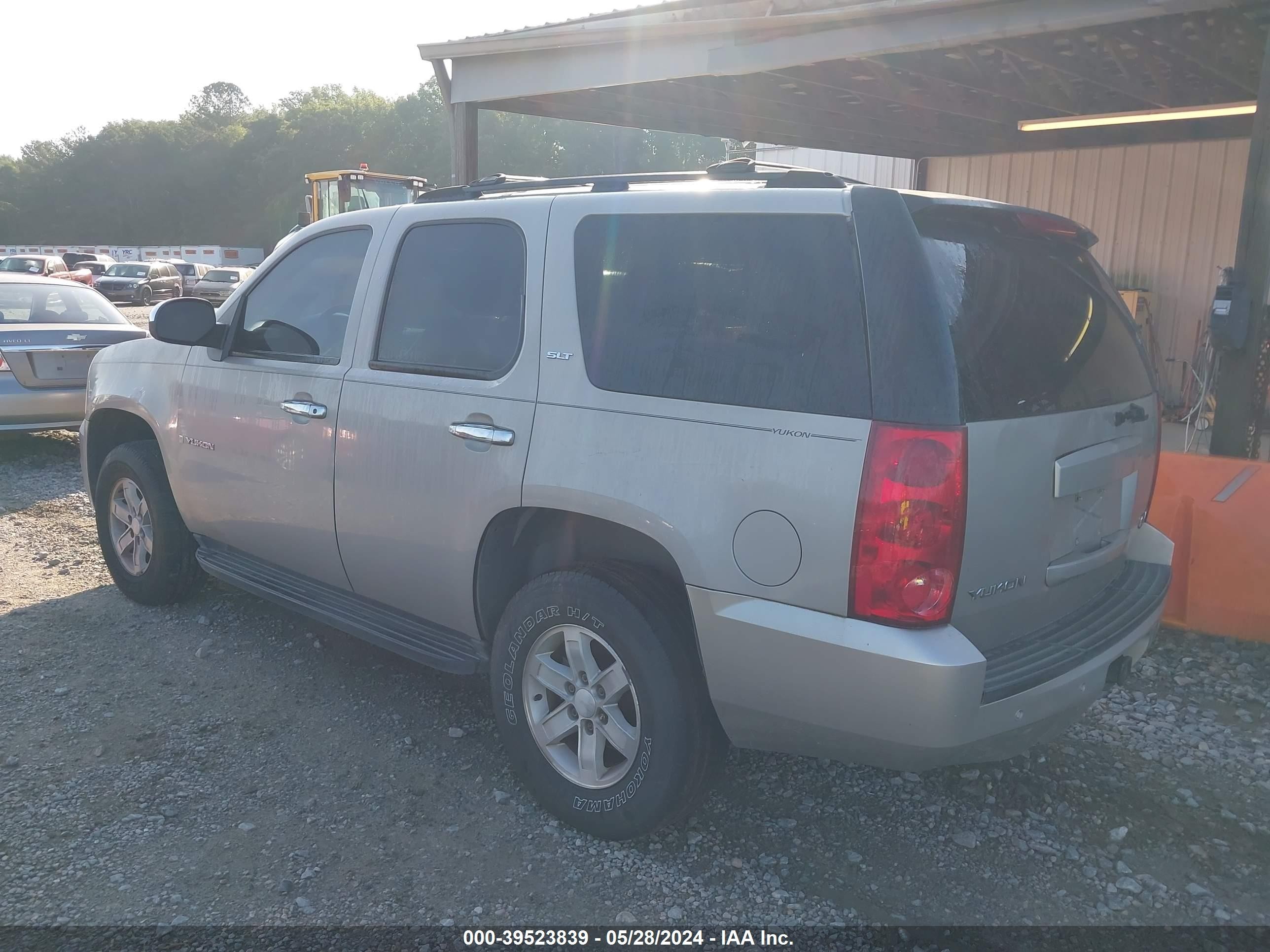 Photo 2 VIN: 1GKFC13087J144844 - GMC YUKON 