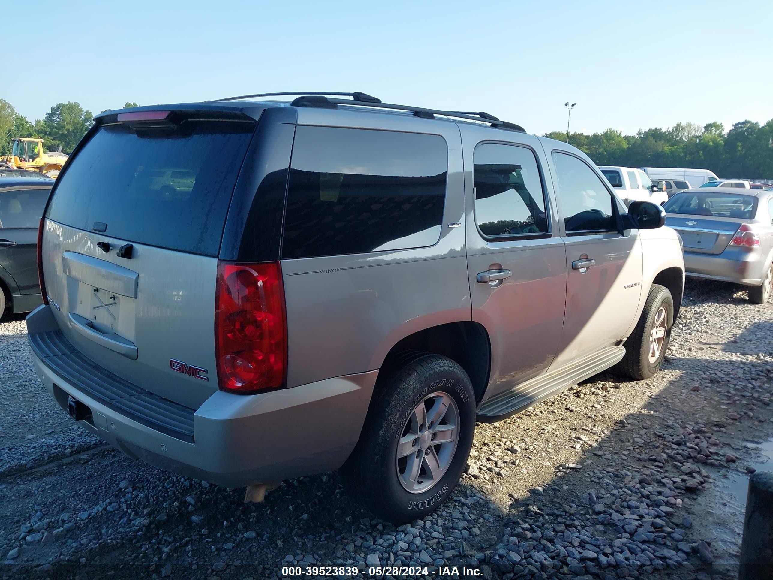 Photo 3 VIN: 1GKFC13087J144844 - GMC YUKON 