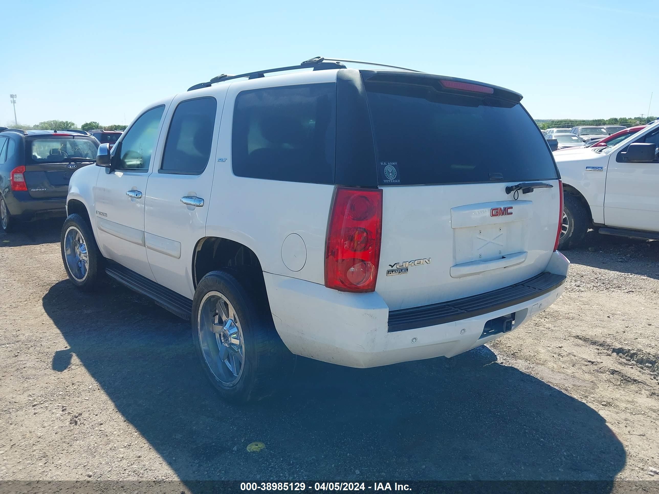 Photo 2 VIN: 1GKFC13097R376547 - GMC YUKON 