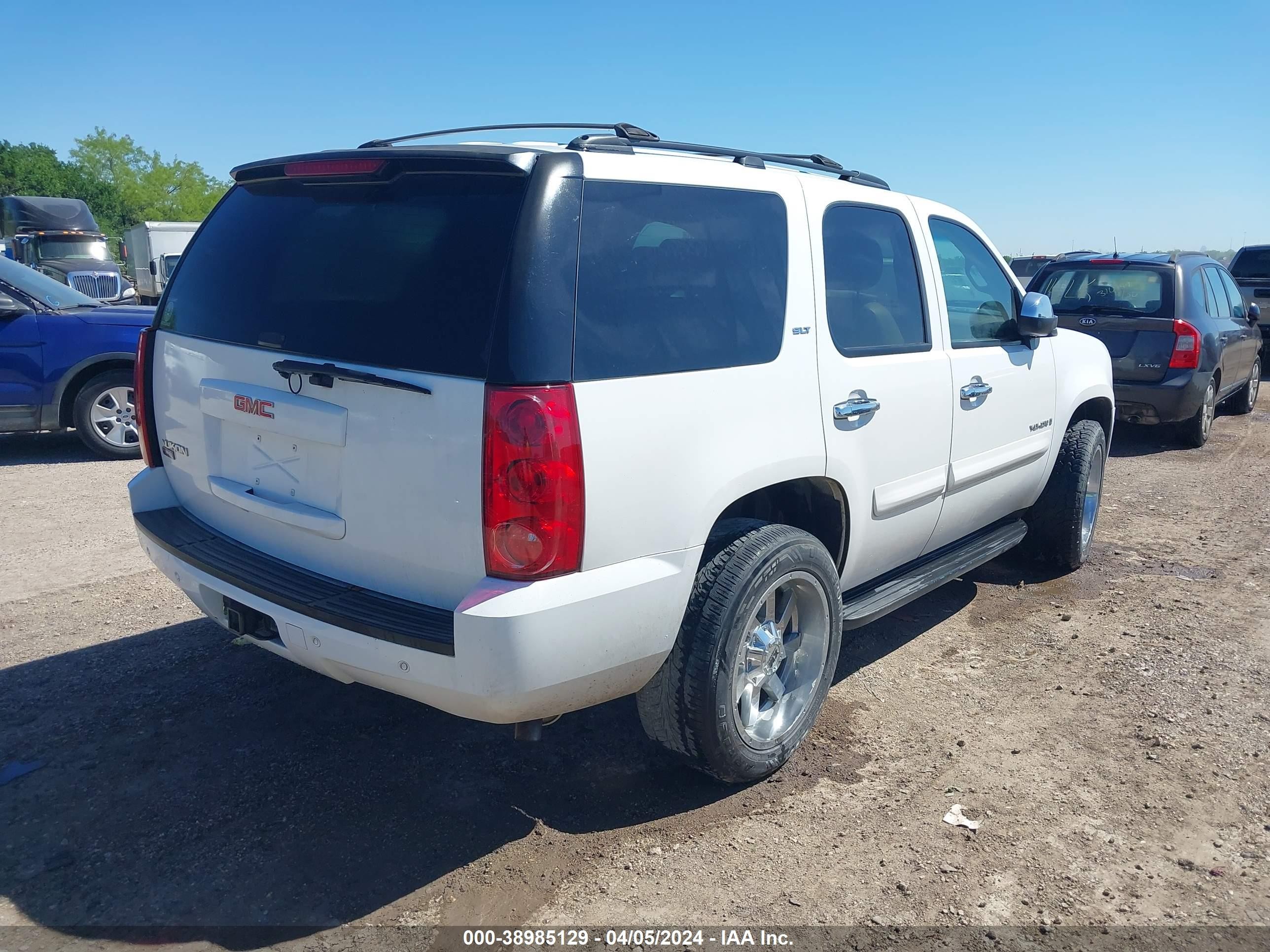 Photo 3 VIN: 1GKFC13097R376547 - GMC YUKON 