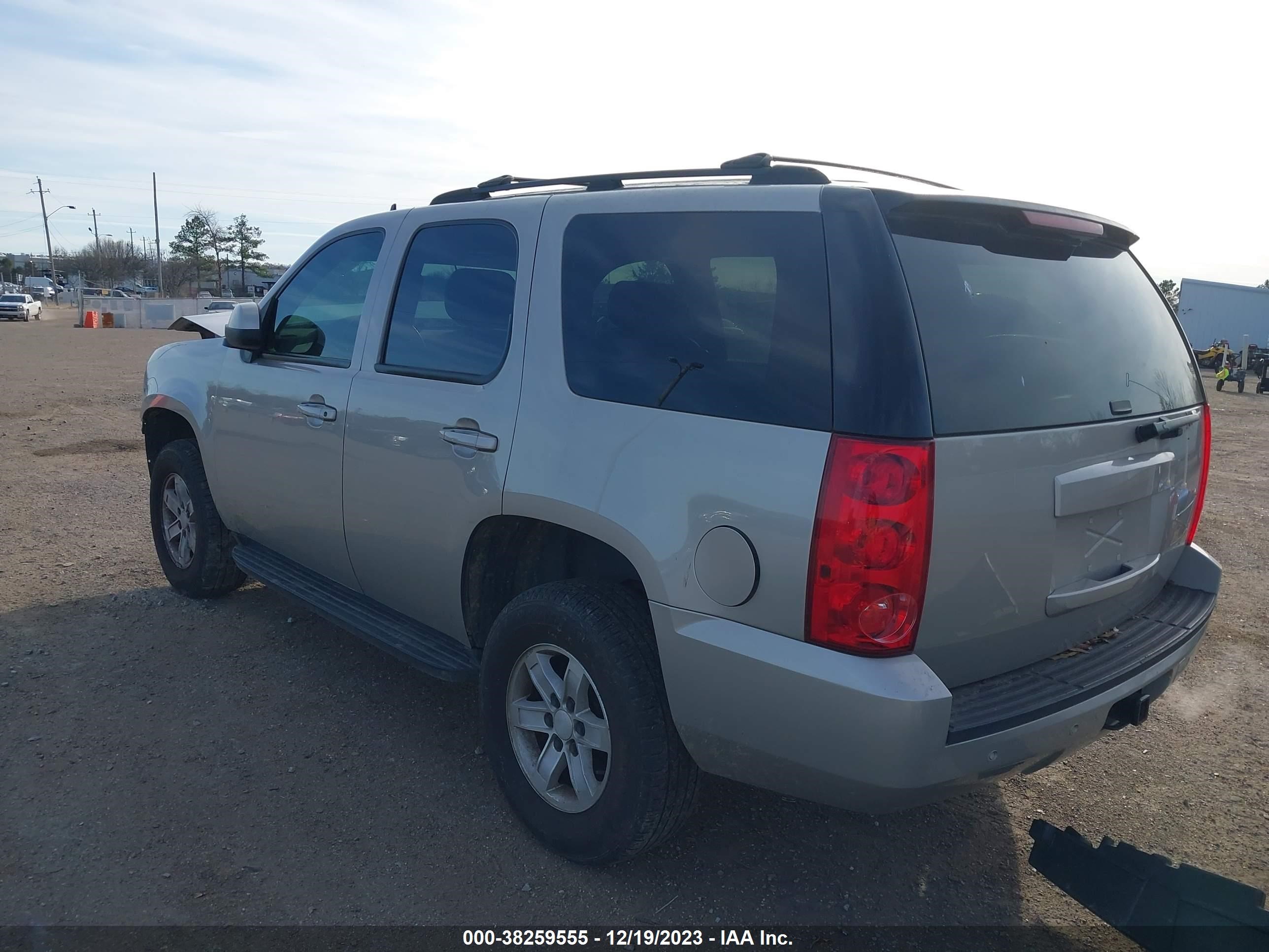 Photo 2 VIN: 1GKFC130X7R167138 - GMC YUKON 