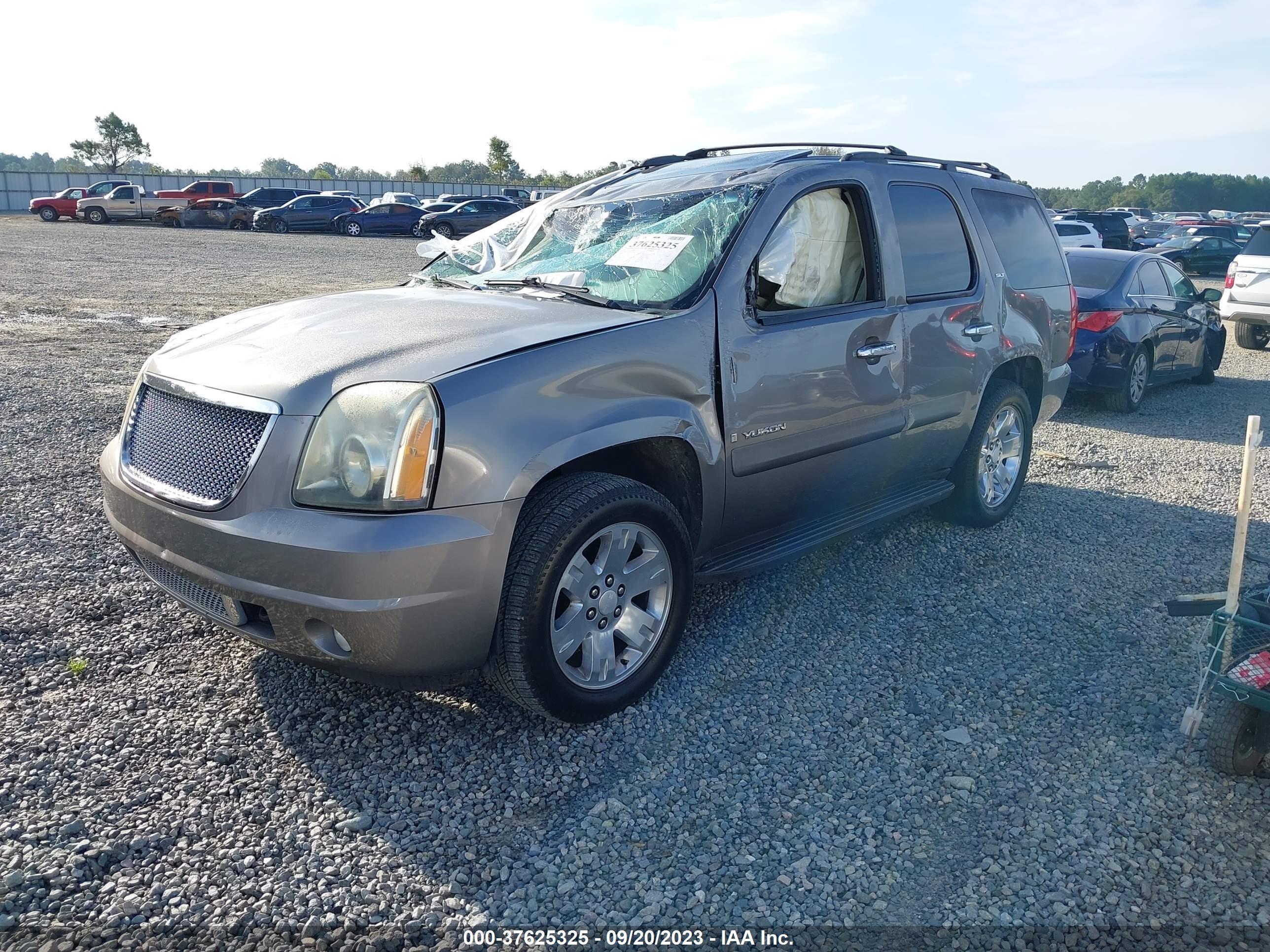 Photo 1 VIN: 1GKFC130X8R230465 - GMC YUKON 