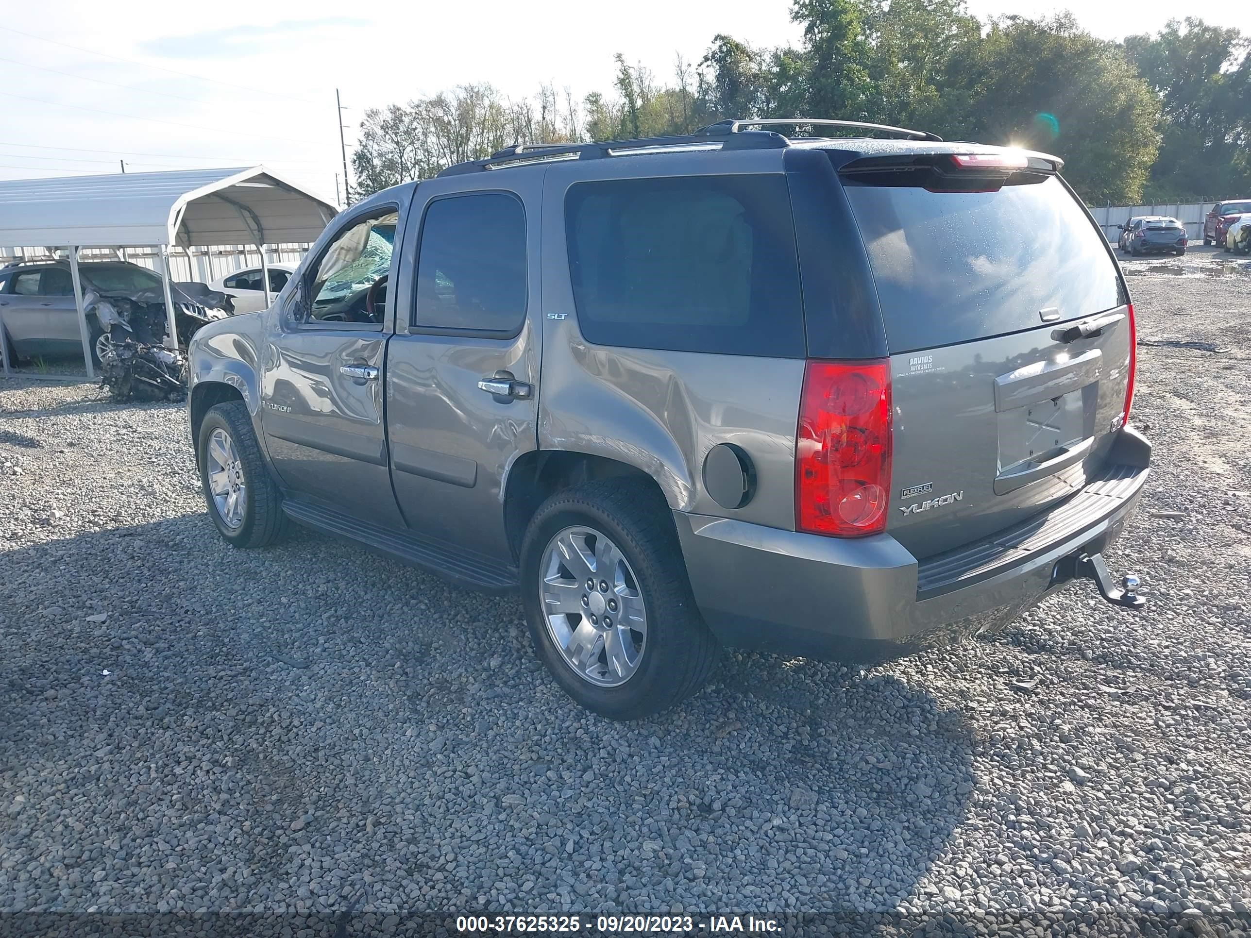 Photo 2 VIN: 1GKFC130X8R230465 - GMC YUKON 