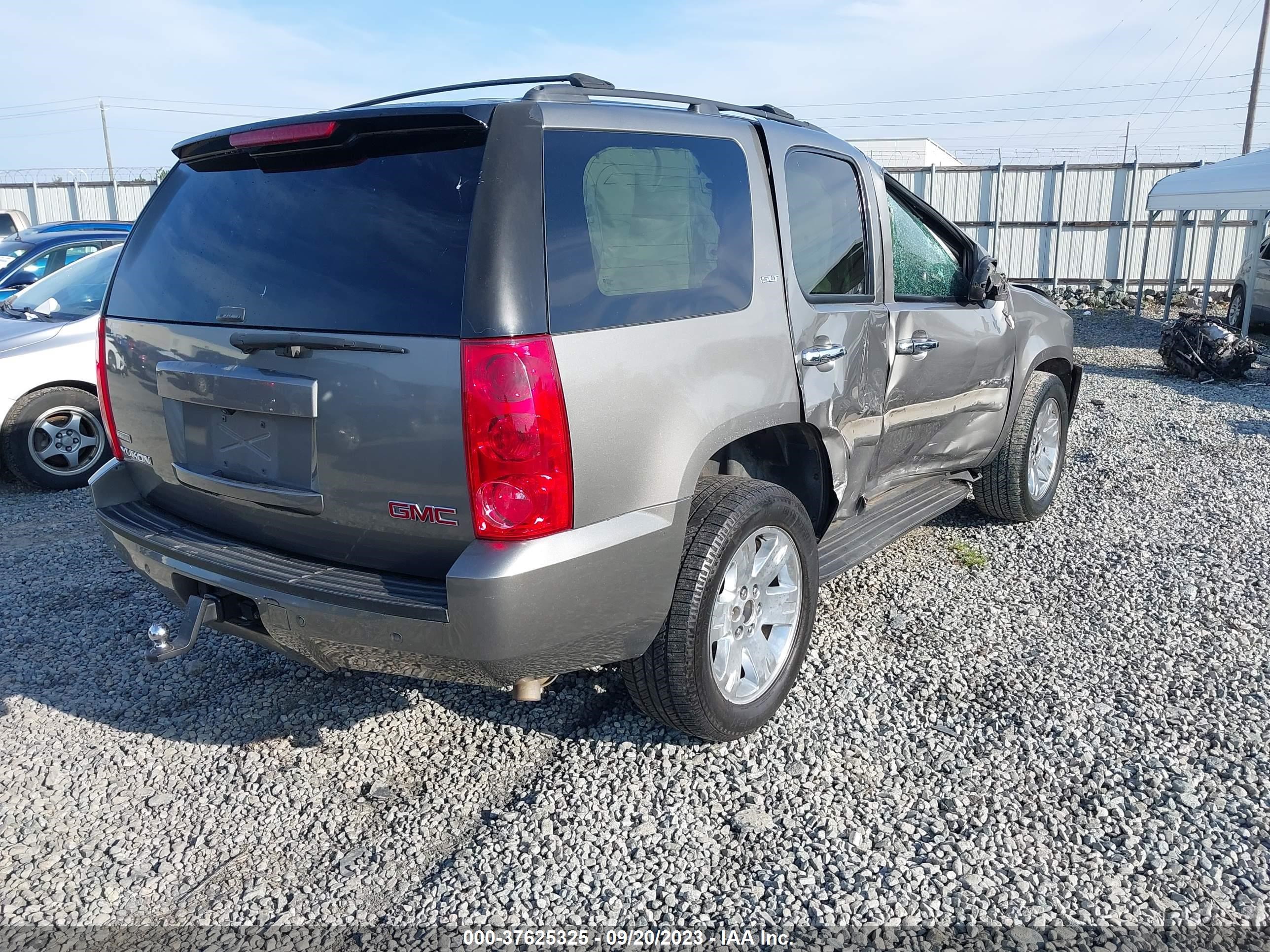 Photo 3 VIN: 1GKFC130X8R230465 - GMC YUKON 