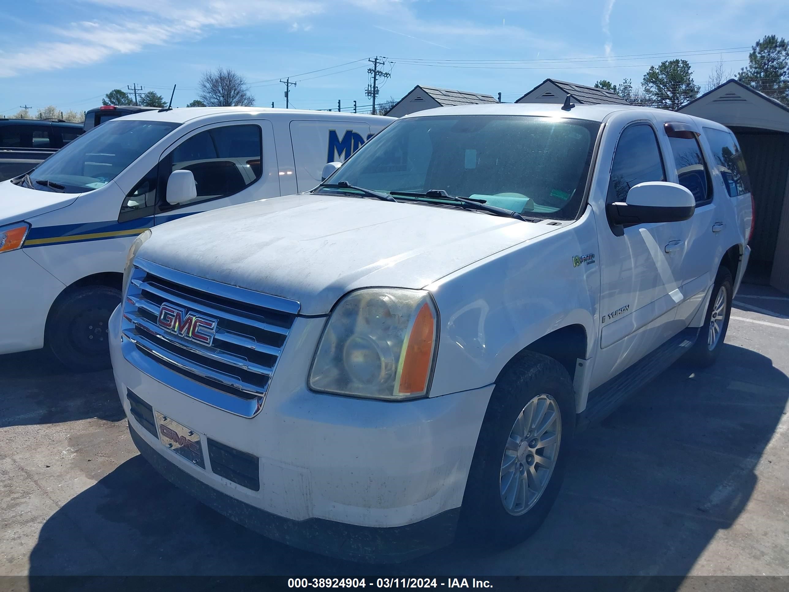 Photo 1 VIN: 1GKFC13518R242807 - GMC YUKON 