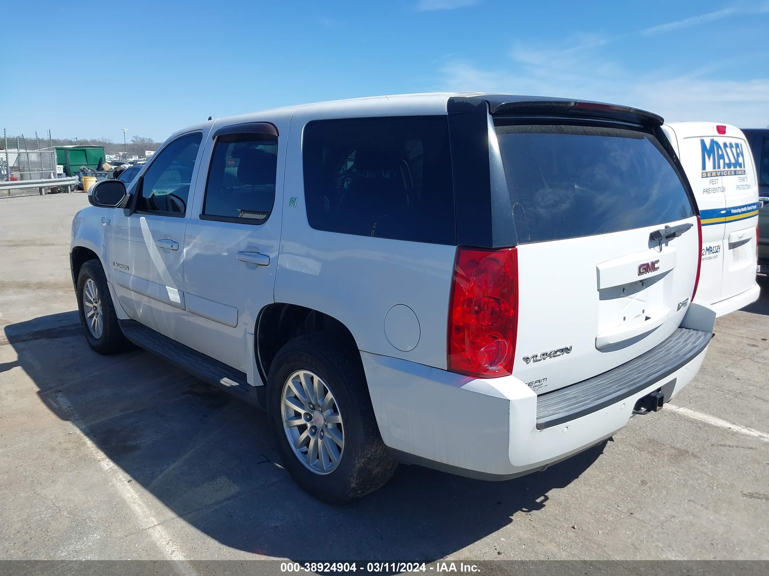 Photo 2 VIN: 1GKFC13518R242807 - GMC YUKON 