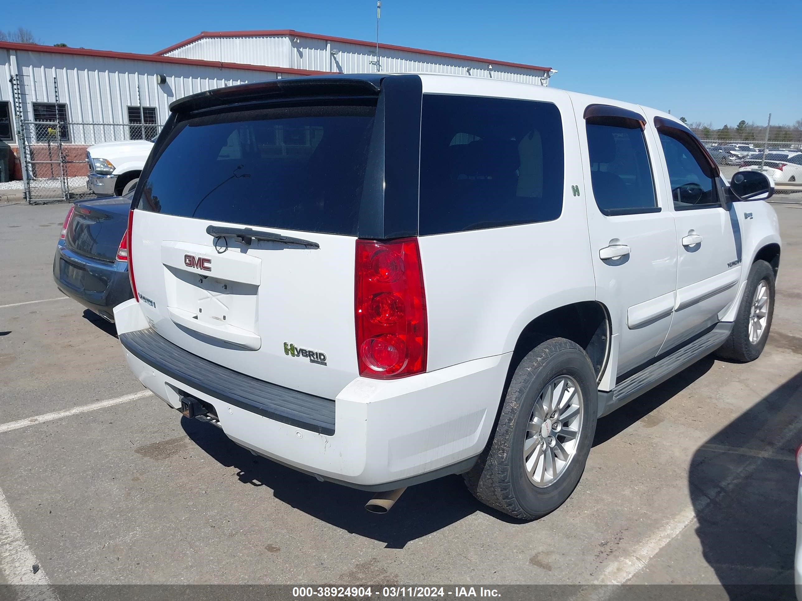 Photo 3 VIN: 1GKFC13518R242807 - GMC YUKON 