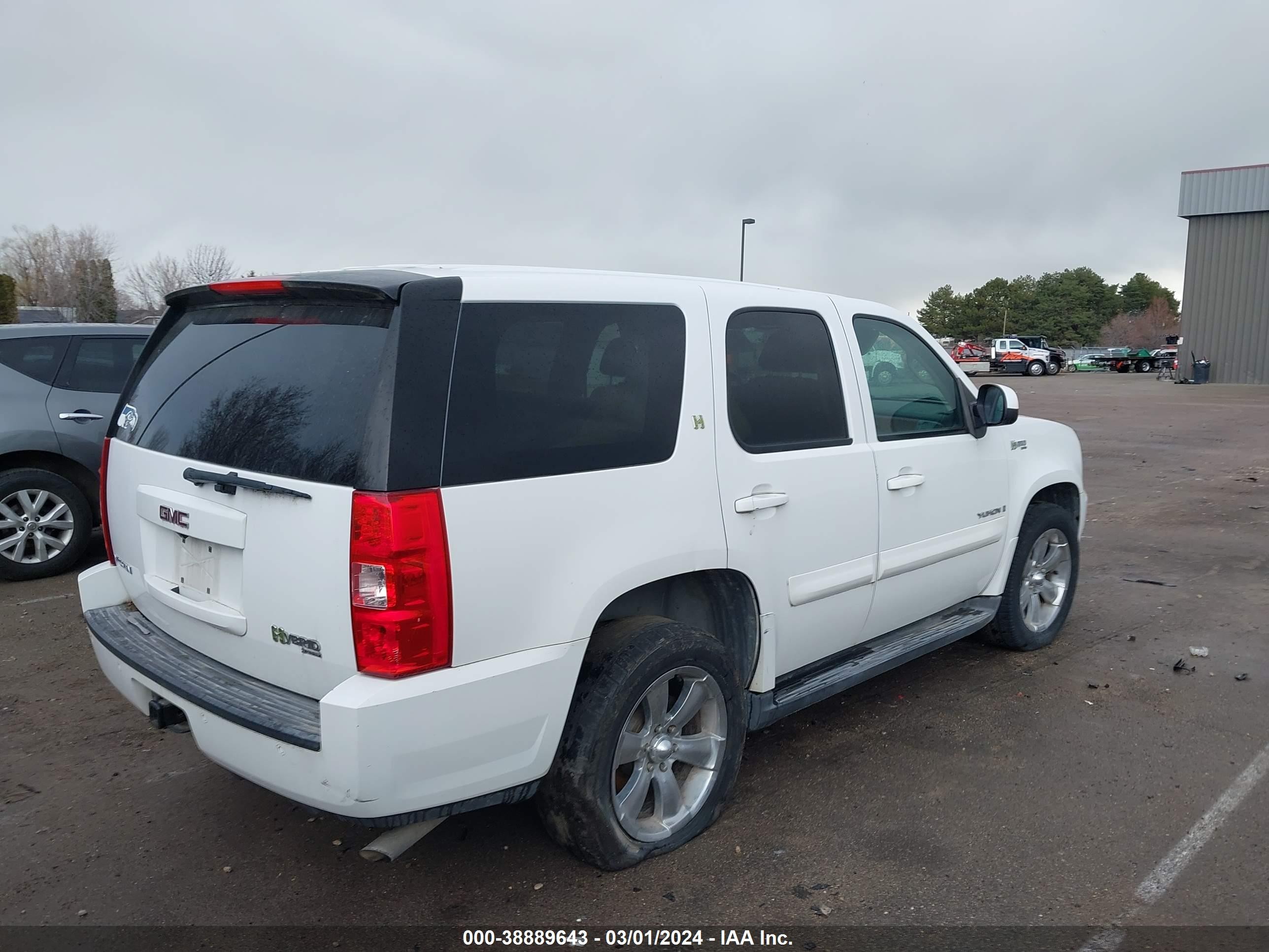 Photo 3 VIN: 1GKFC13548R209073 - GMC YUKON 