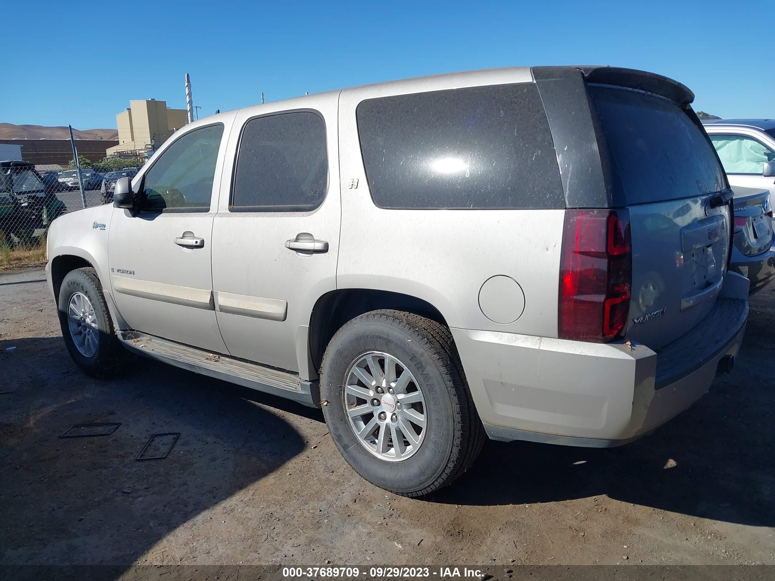 Photo 2 VIN: 1GKFC13568R214887 - GMC YUKON 