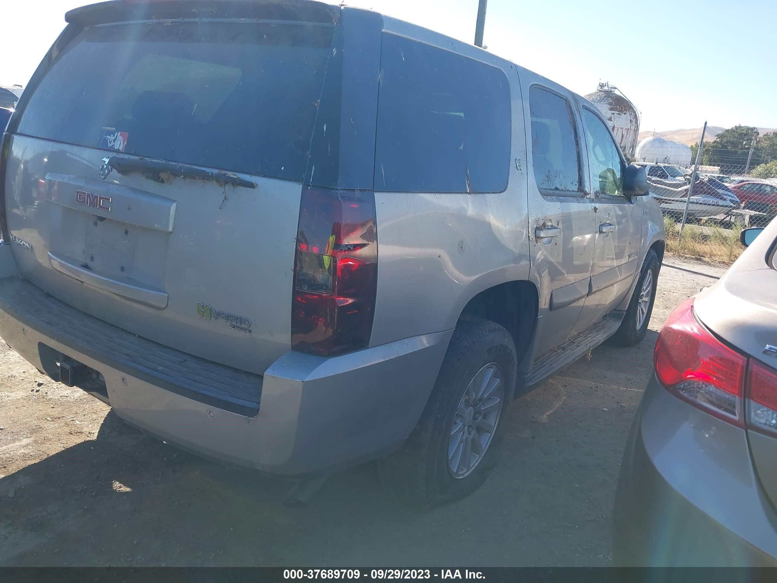 Photo 3 VIN: 1GKFC13568R214887 - GMC YUKON 