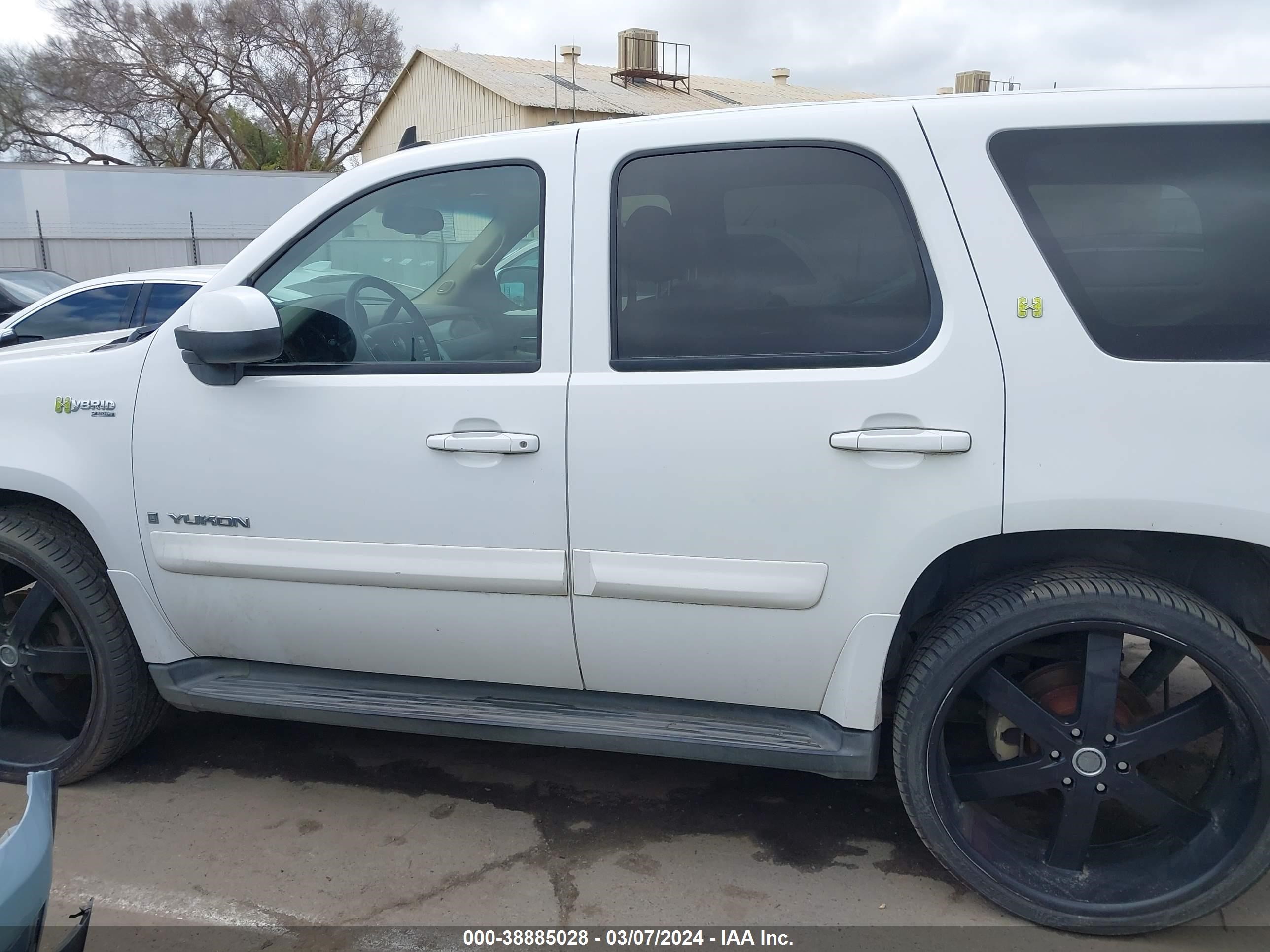 Photo 11 VIN: 1GKFC13598R186440 - GMC YUKON 