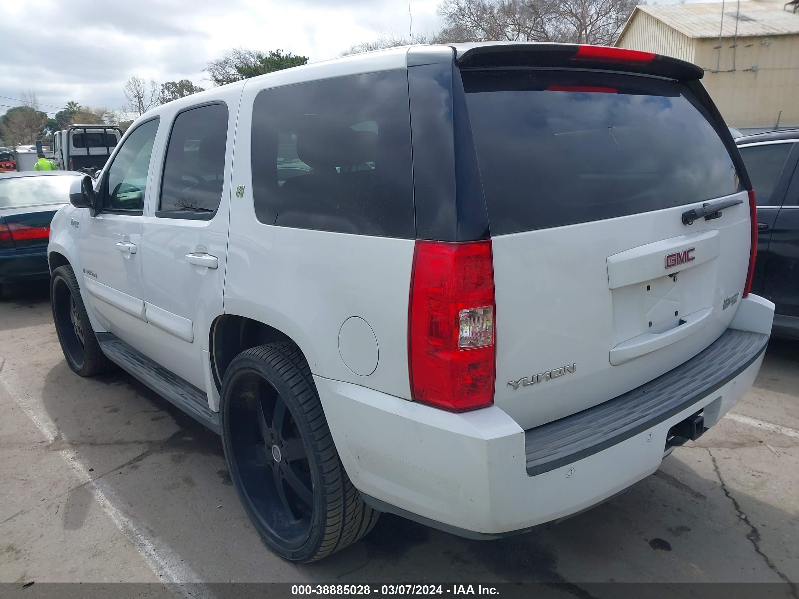 Photo 2 VIN: 1GKFC13598R186440 - GMC YUKON 