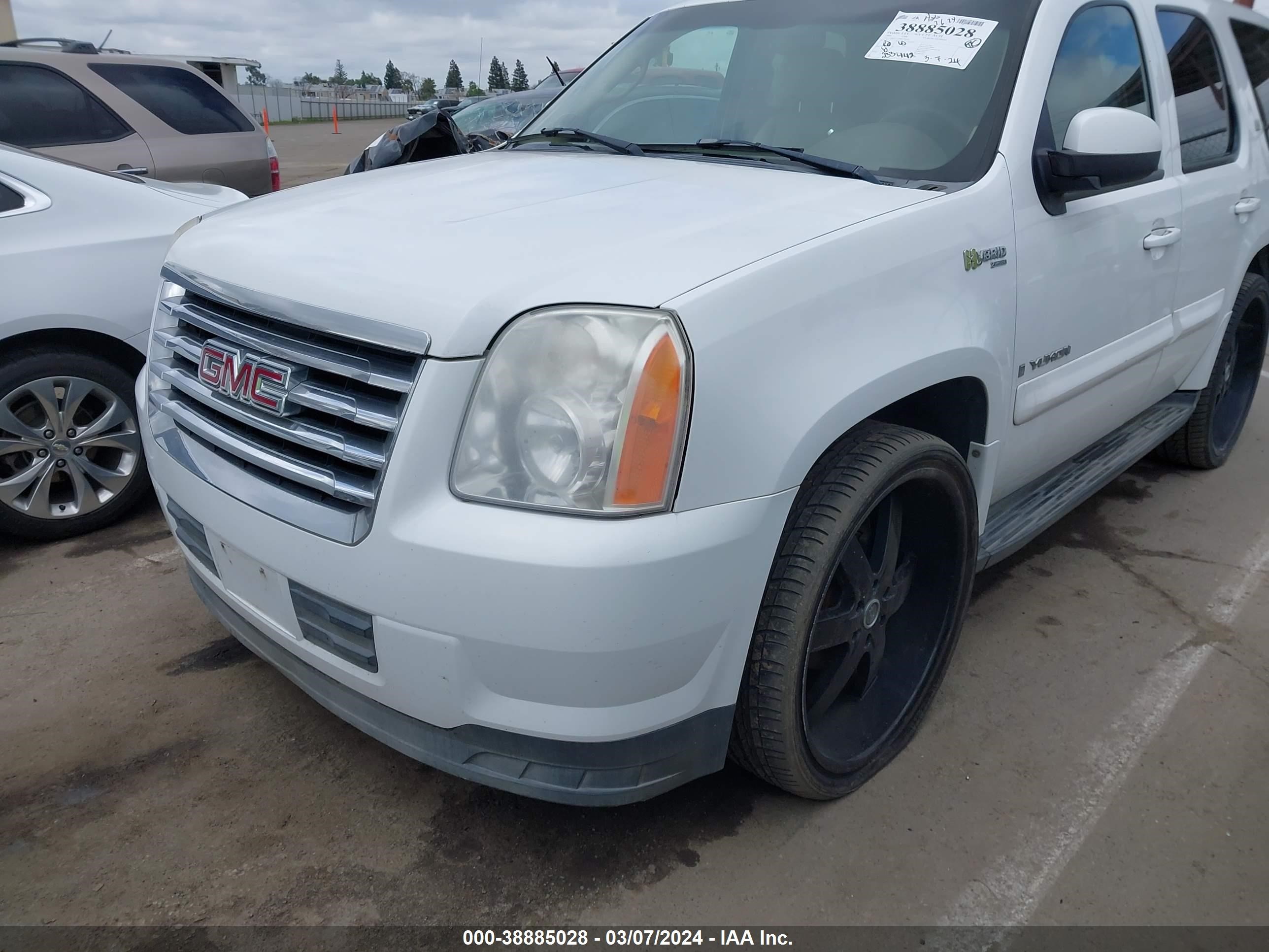 Photo 5 VIN: 1GKFC13598R186440 - GMC YUKON 