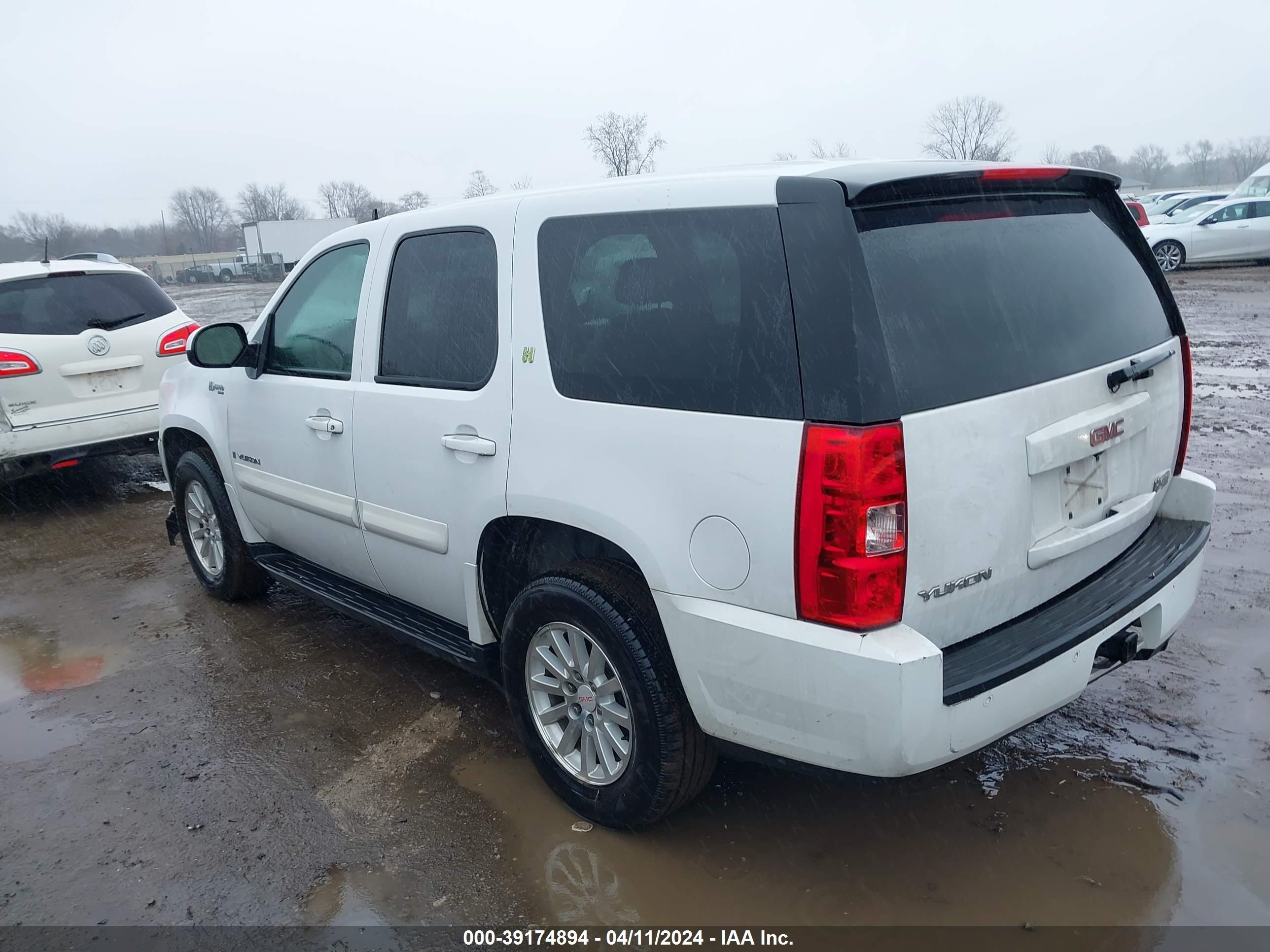 Photo 2 VIN: 1GKFC13598R202782 - GMC YUKON 