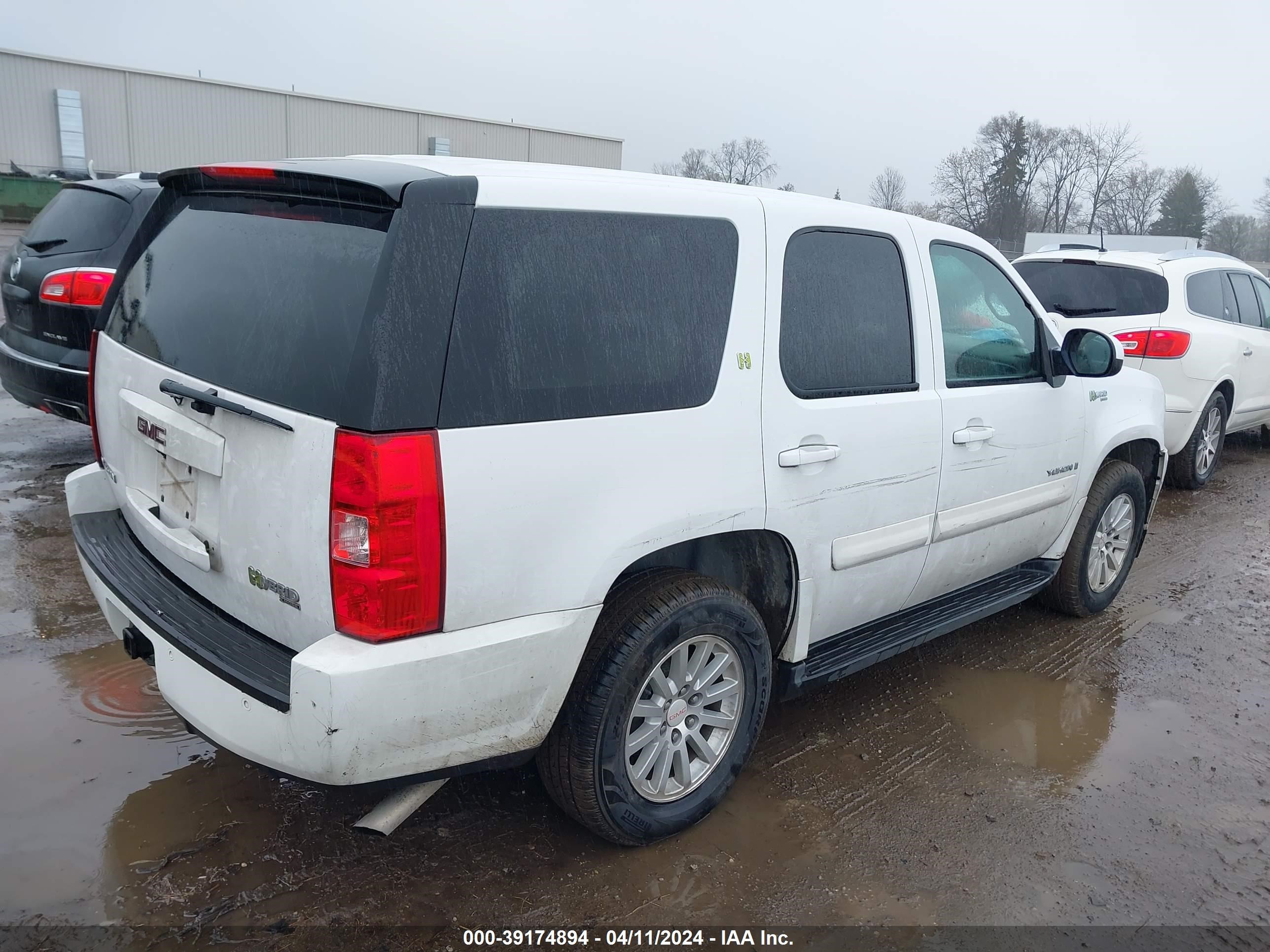 Photo 3 VIN: 1GKFC13598R202782 - GMC YUKON 