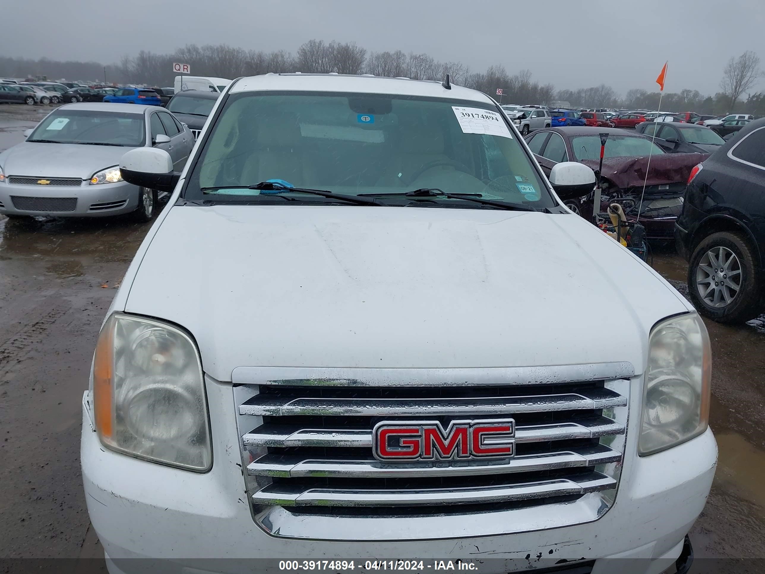 Photo 5 VIN: 1GKFC13598R202782 - GMC YUKON 