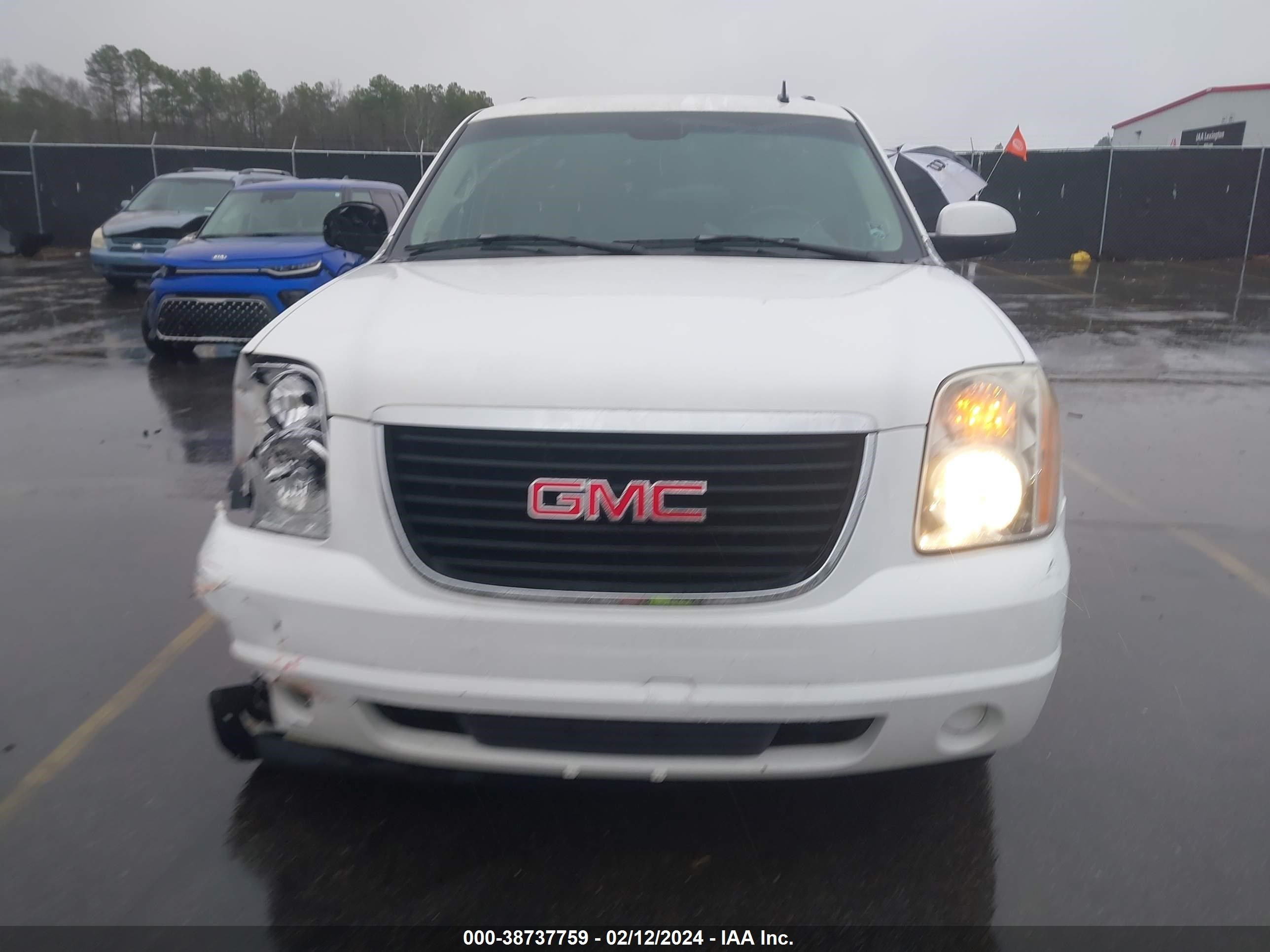 Photo 11 VIN: 1GKFC13C27J384899 - GMC YUKON 