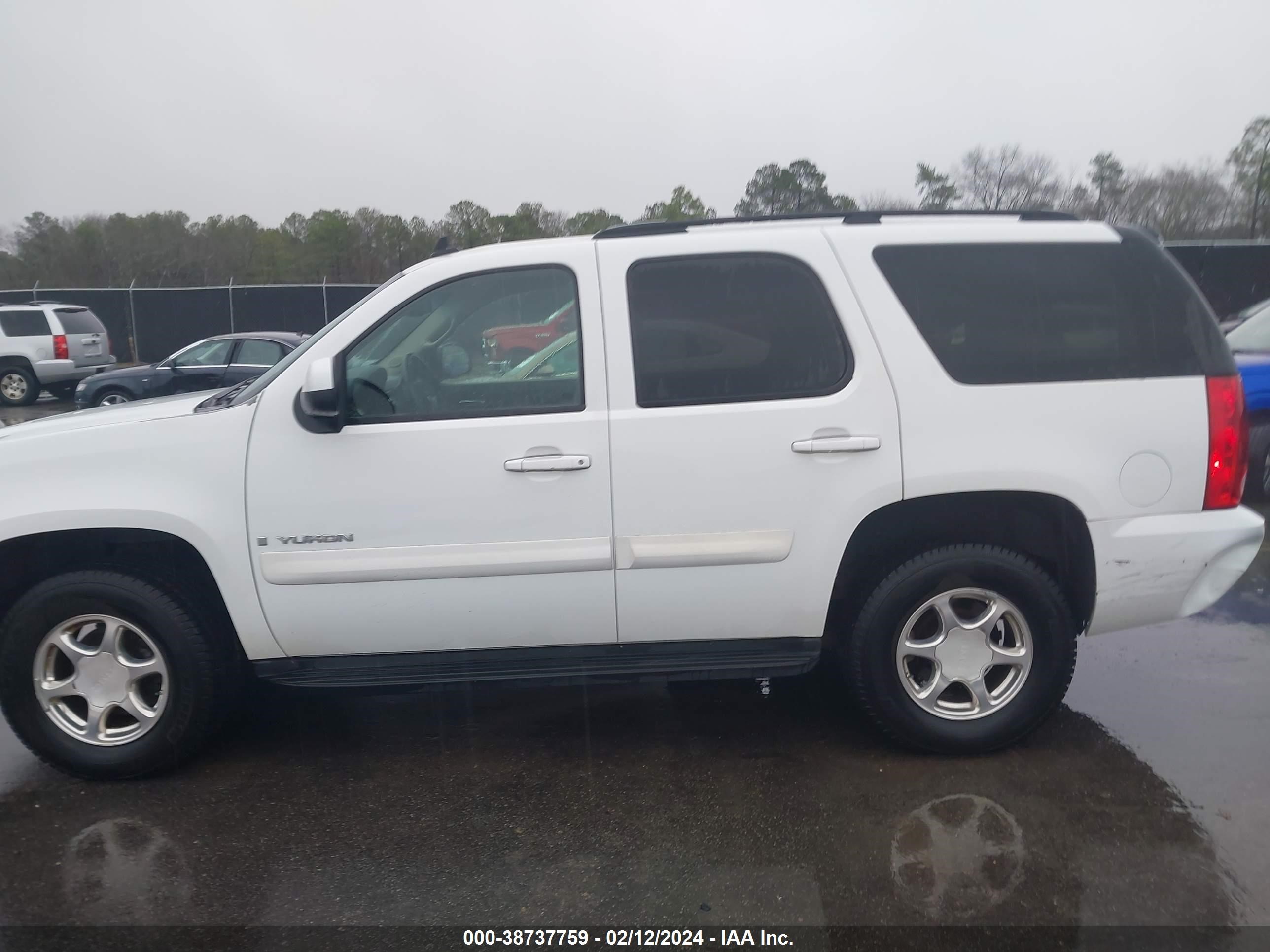 Photo 13 VIN: 1GKFC13C27J384899 - GMC YUKON 