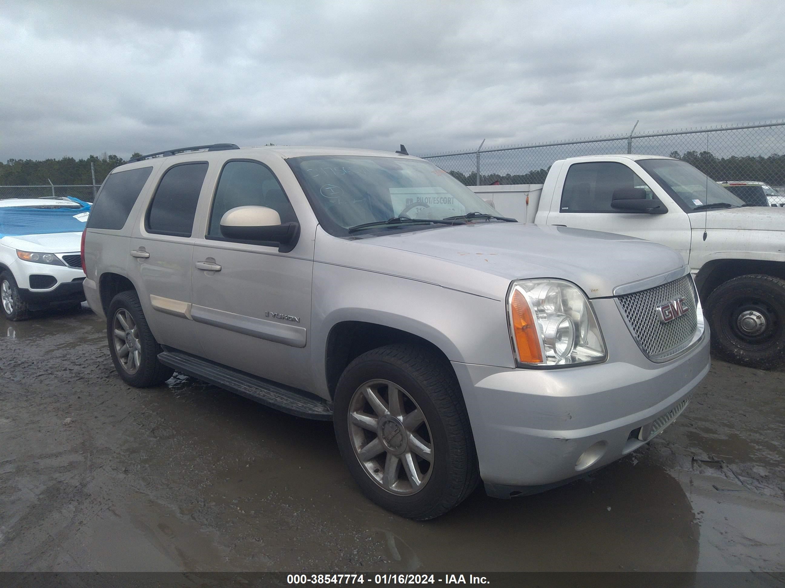 Photo 0 VIN: 1GKFC13C88R219815 - GMC YUKON 