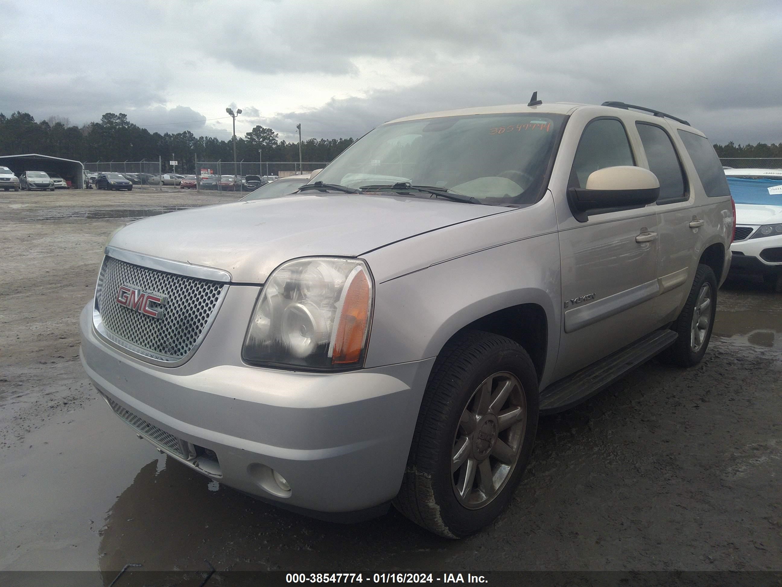 Photo 1 VIN: 1GKFC13C88R219815 - GMC YUKON 