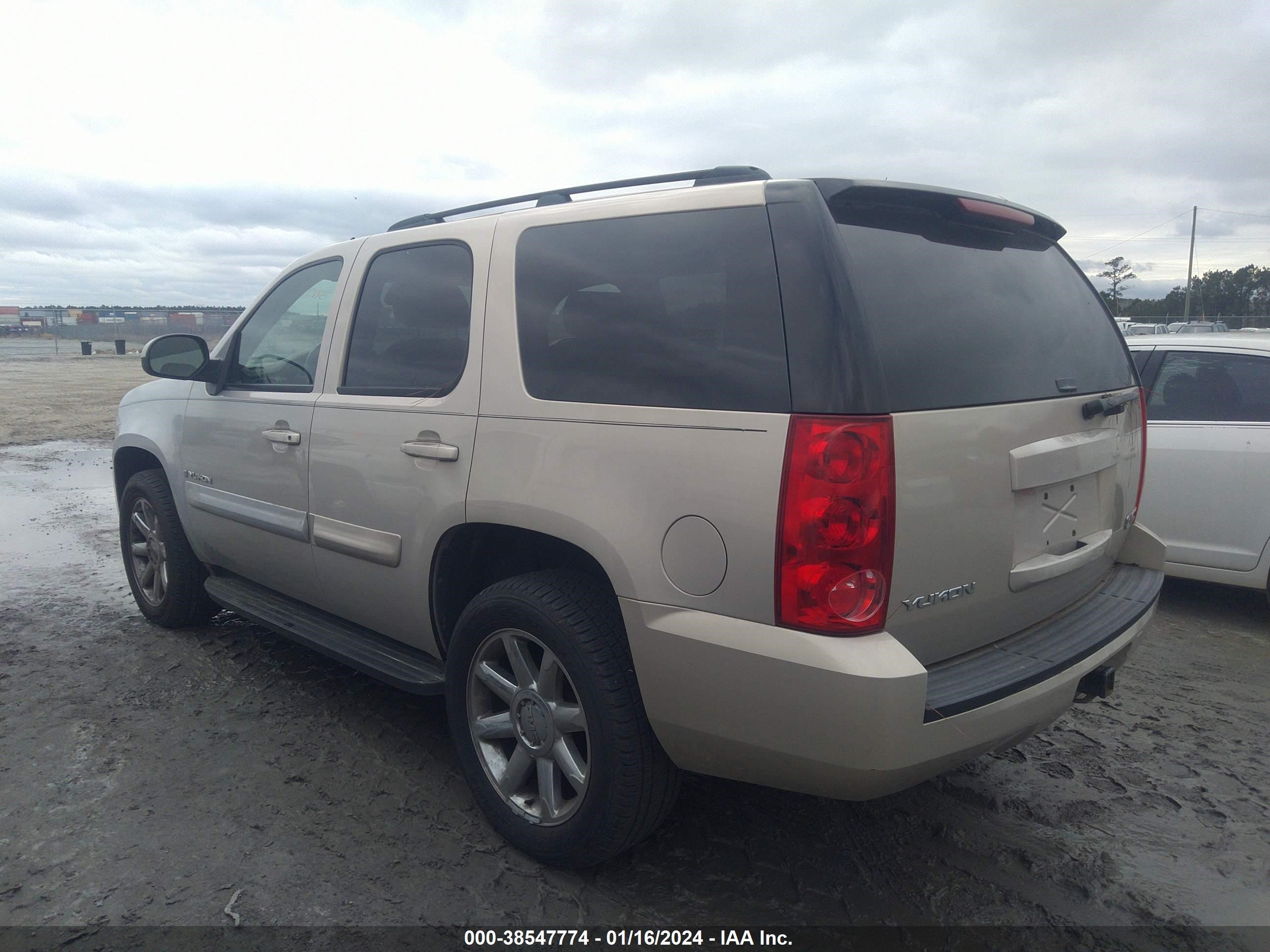 Photo 2 VIN: 1GKFC13C88R219815 - GMC YUKON 