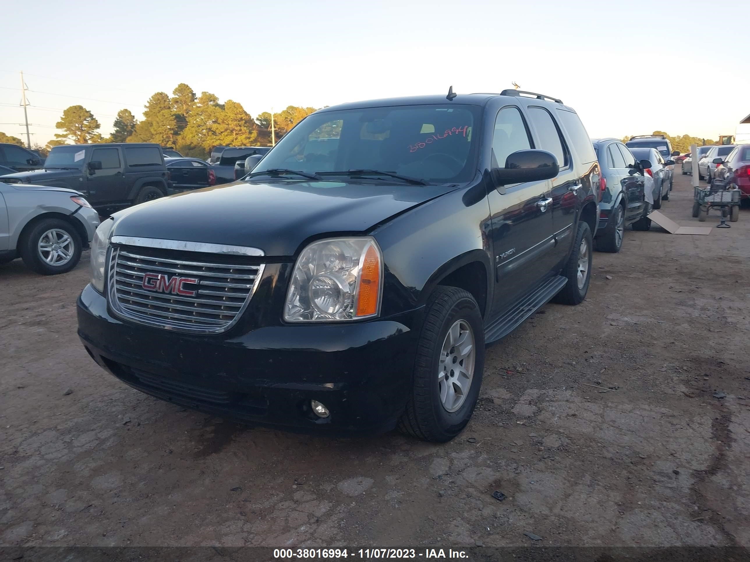 Photo 1 VIN: 1GKFC13C97J401469 - GMC YUKON 