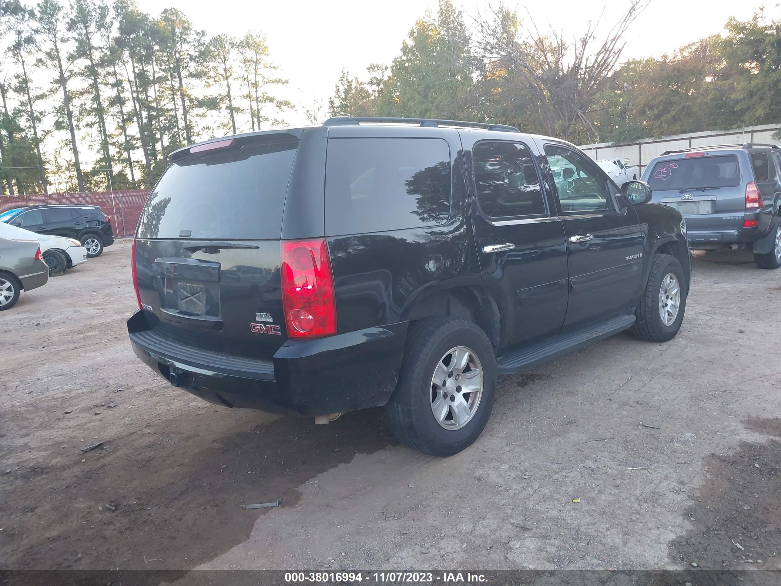 Photo 3 VIN: 1GKFC13C97J401469 - GMC YUKON 