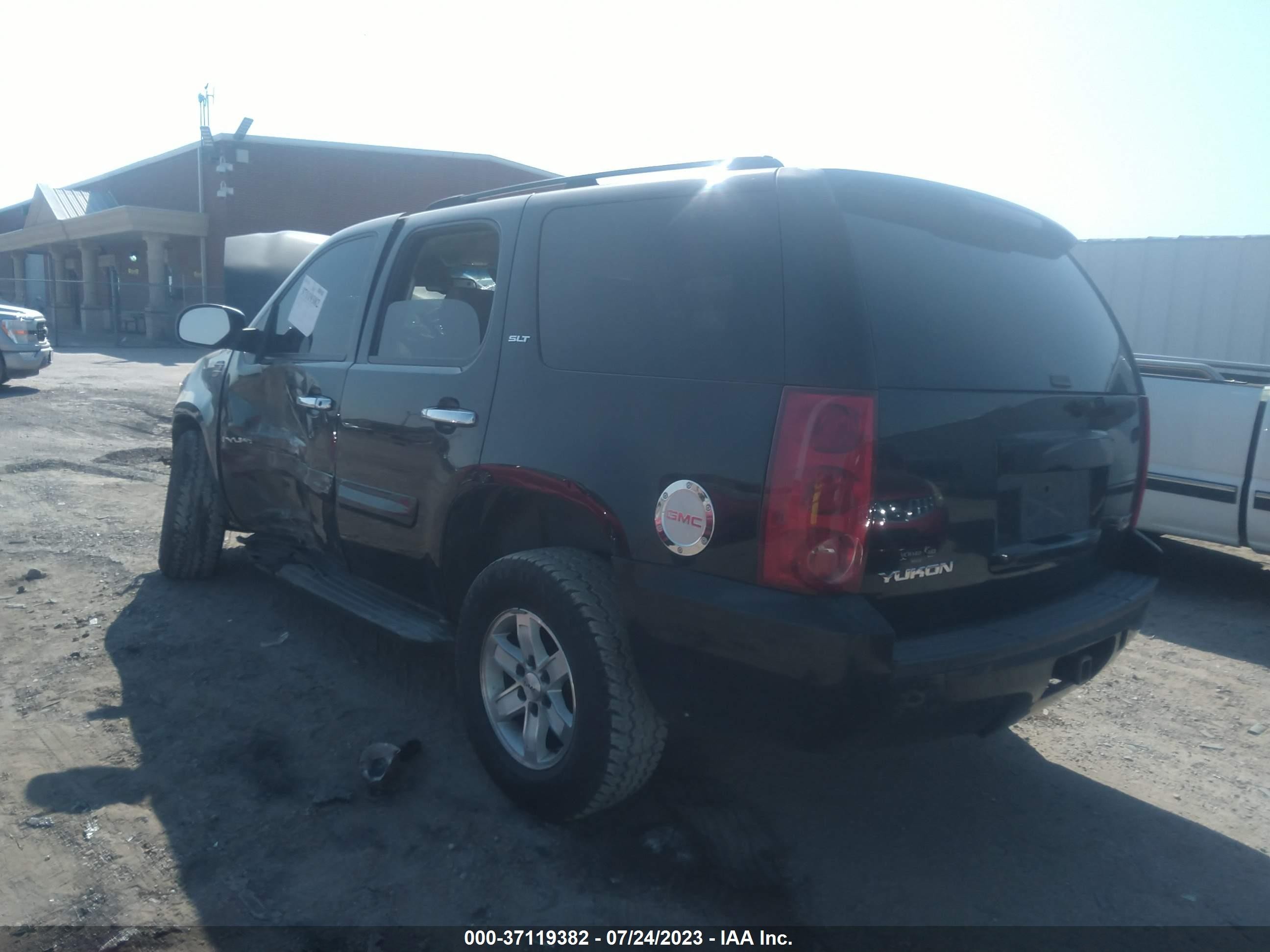 Photo 2 VIN: 1GKFC13J37R337137 - GMC YUKON 