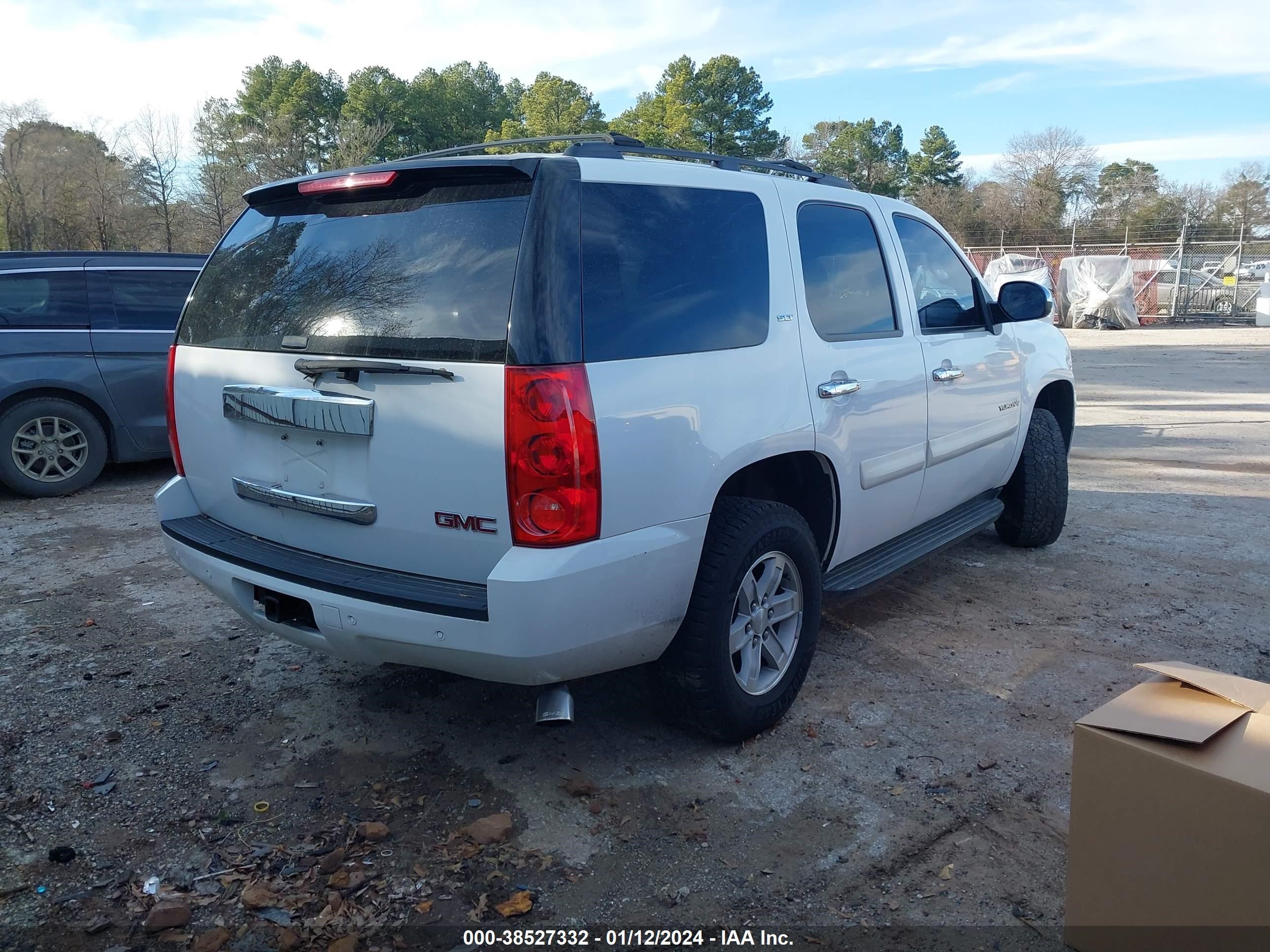 Photo 3 VIN: 1GKFC13J48R229840 - GMC YUKON 