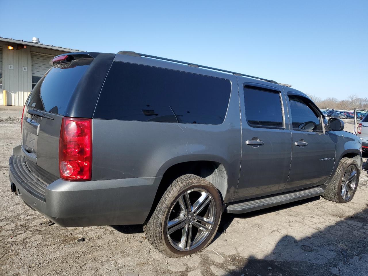 Photo 2 VIN: 1GKFC16027R256343 - GMC YUKON 