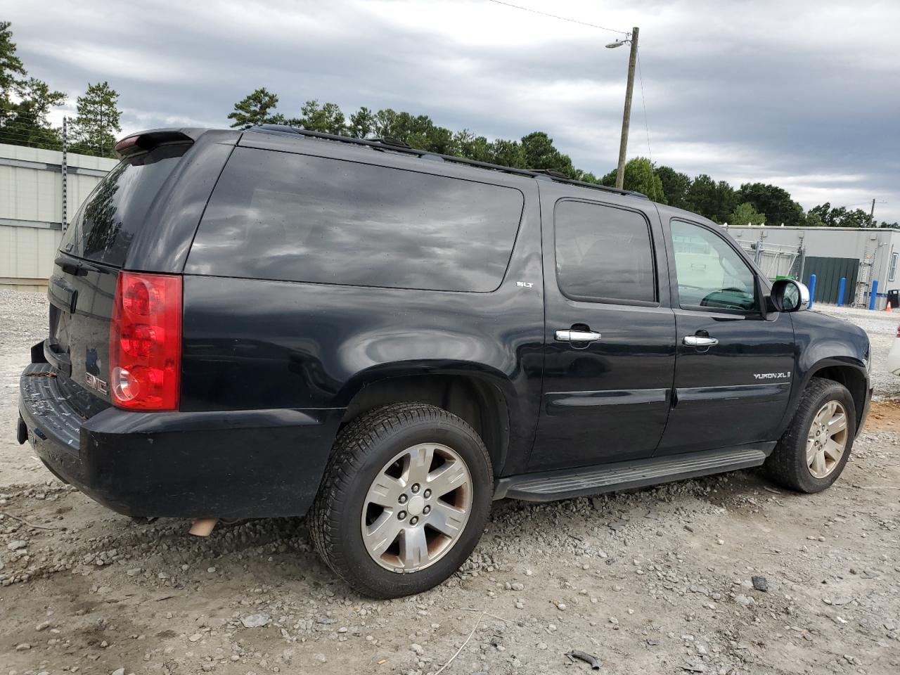 Photo 2 VIN: 1GKFC16047R397074 - GMC YUKON 