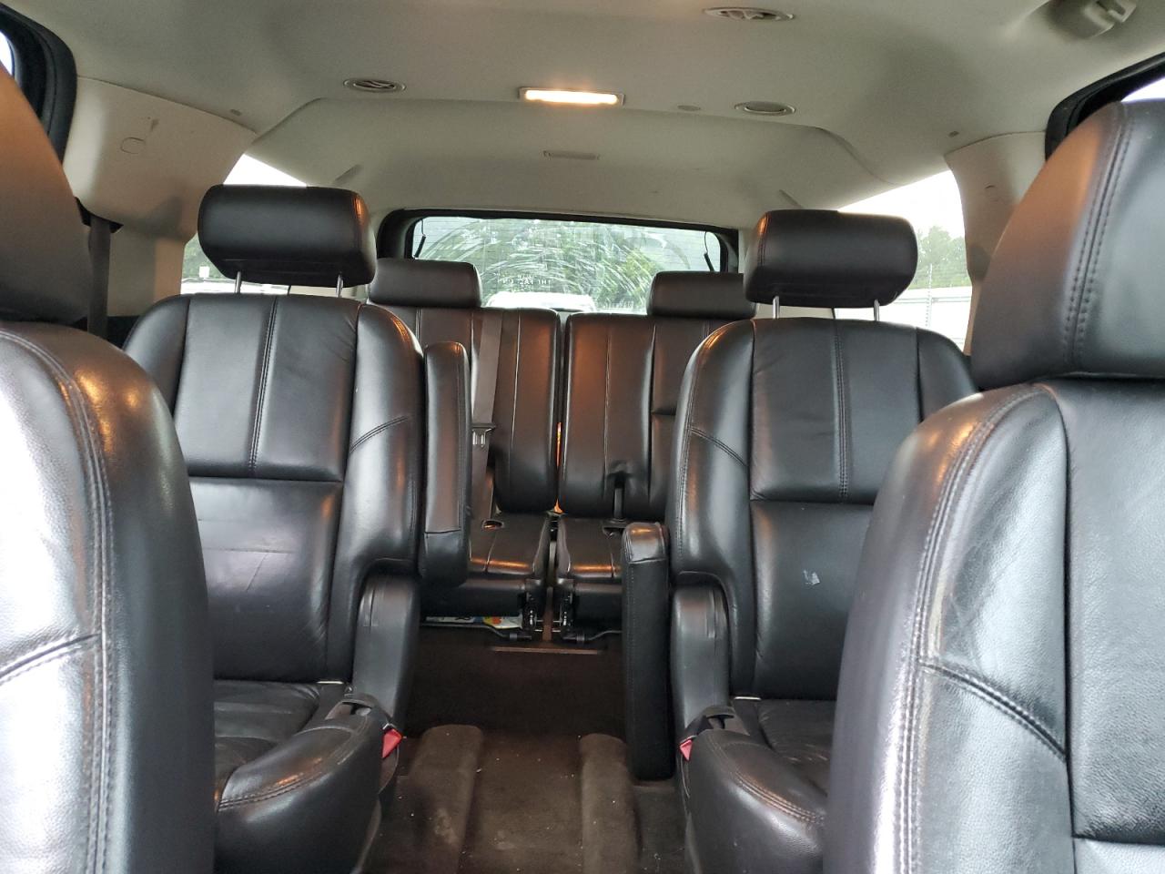 Photo 9 VIN: 1GKFC16047R397074 - GMC YUKON 