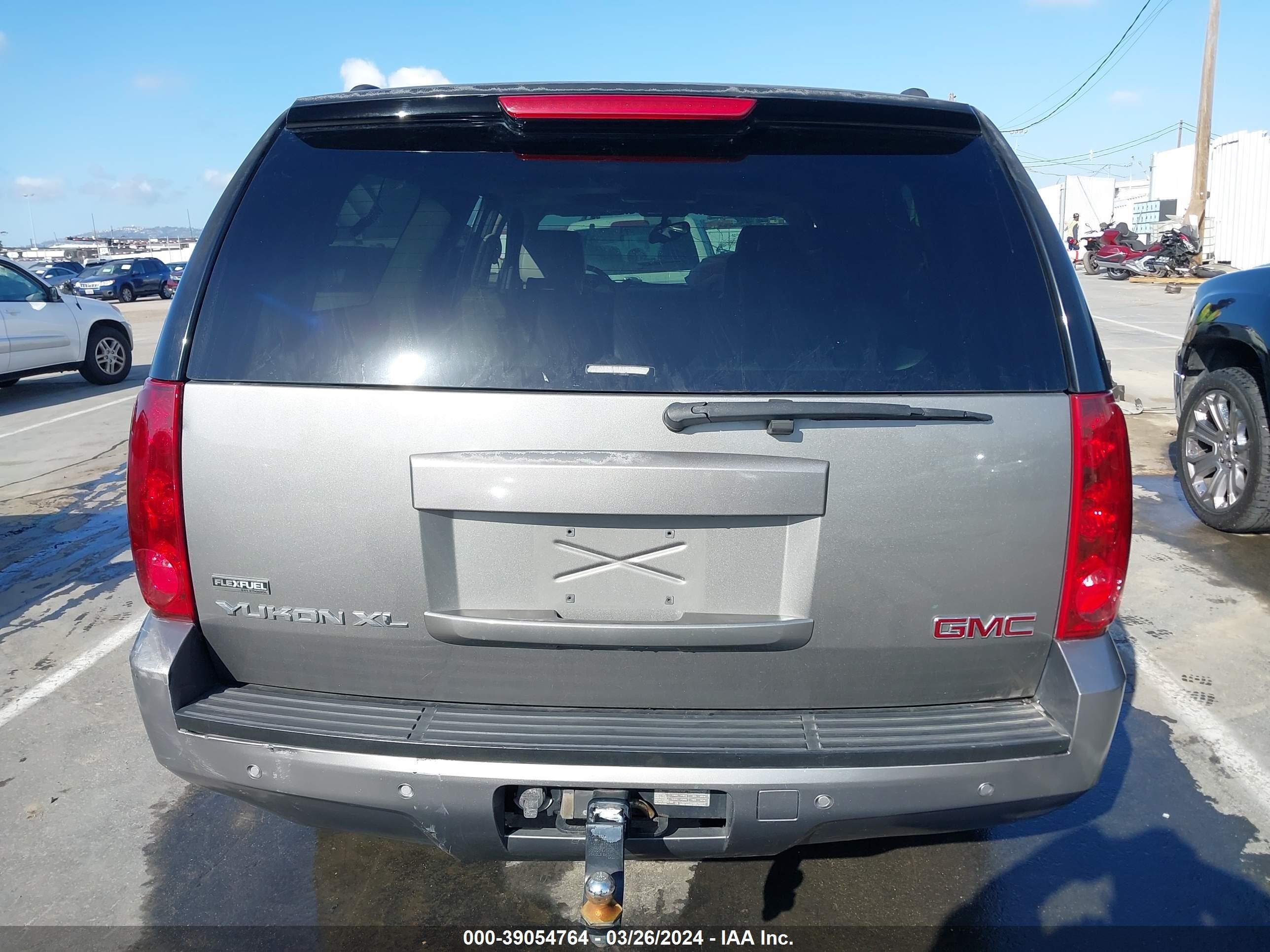 Photo 16 VIN: 1GKFC16097J243944 - GMC YUKON 