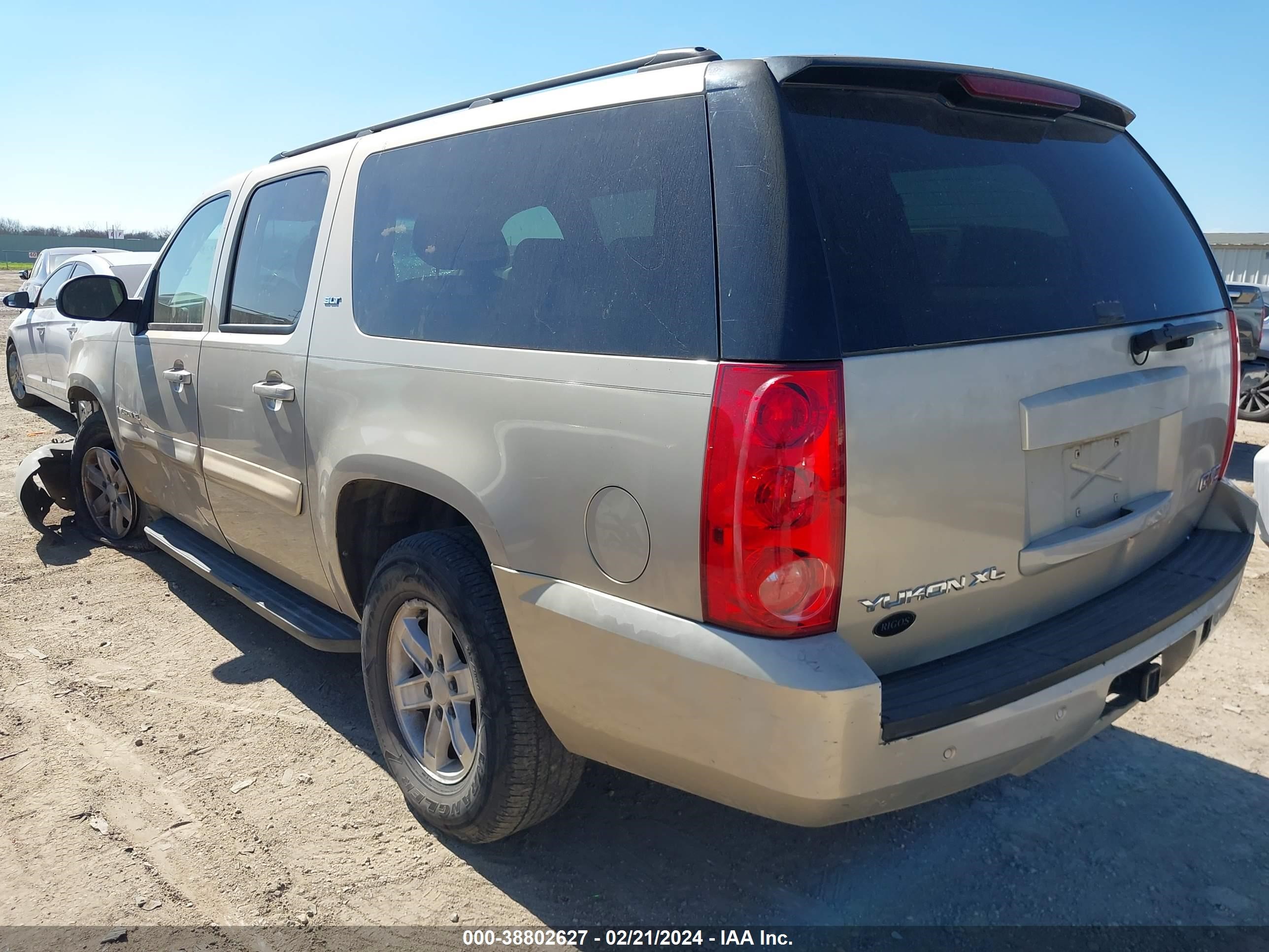 Photo 2 VIN: 1GKFC16J68R204241 - GMC YUKON 