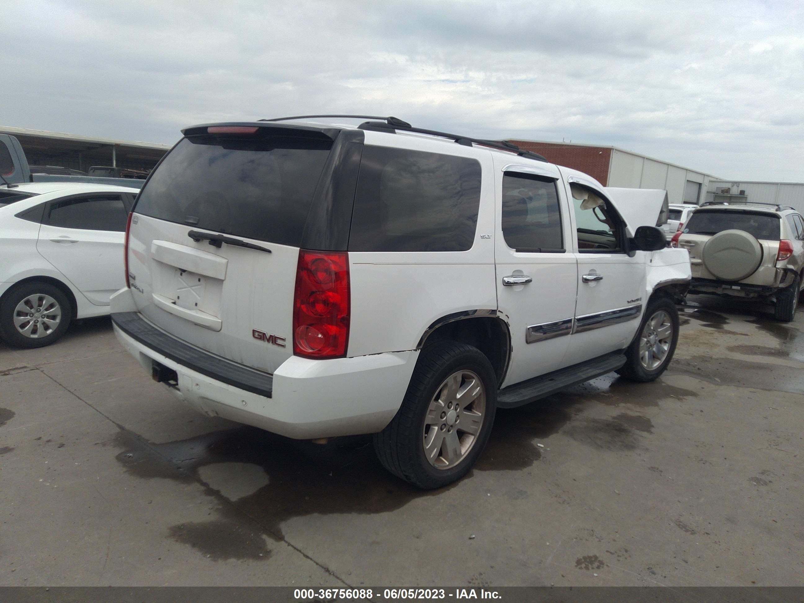 Photo 3 VIN: 1GKFC33069R109333 - GMC YUKON 