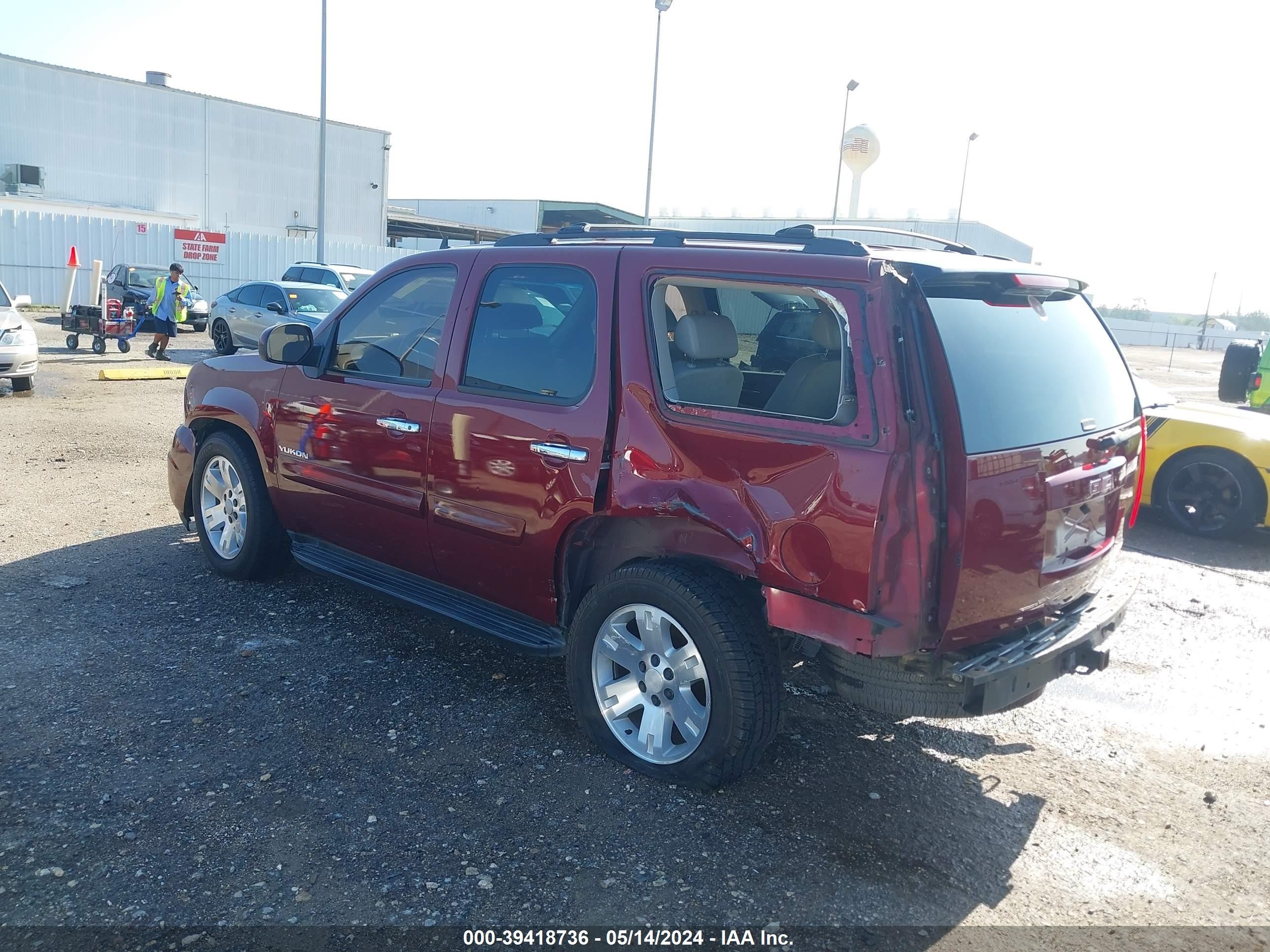 Photo 2 VIN: 1GKFC33069R131476 - GMC YUKON 