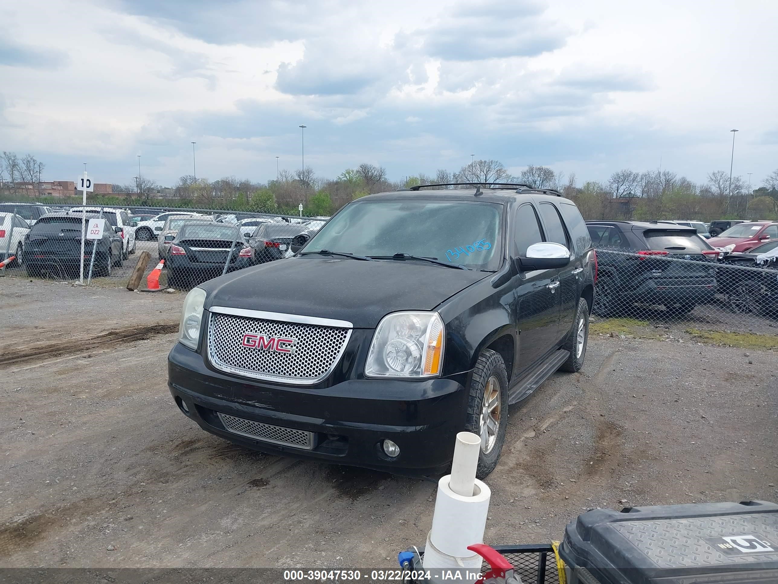 Photo 1 VIN: 1GKFC33069R134085 - GMC YUKON 