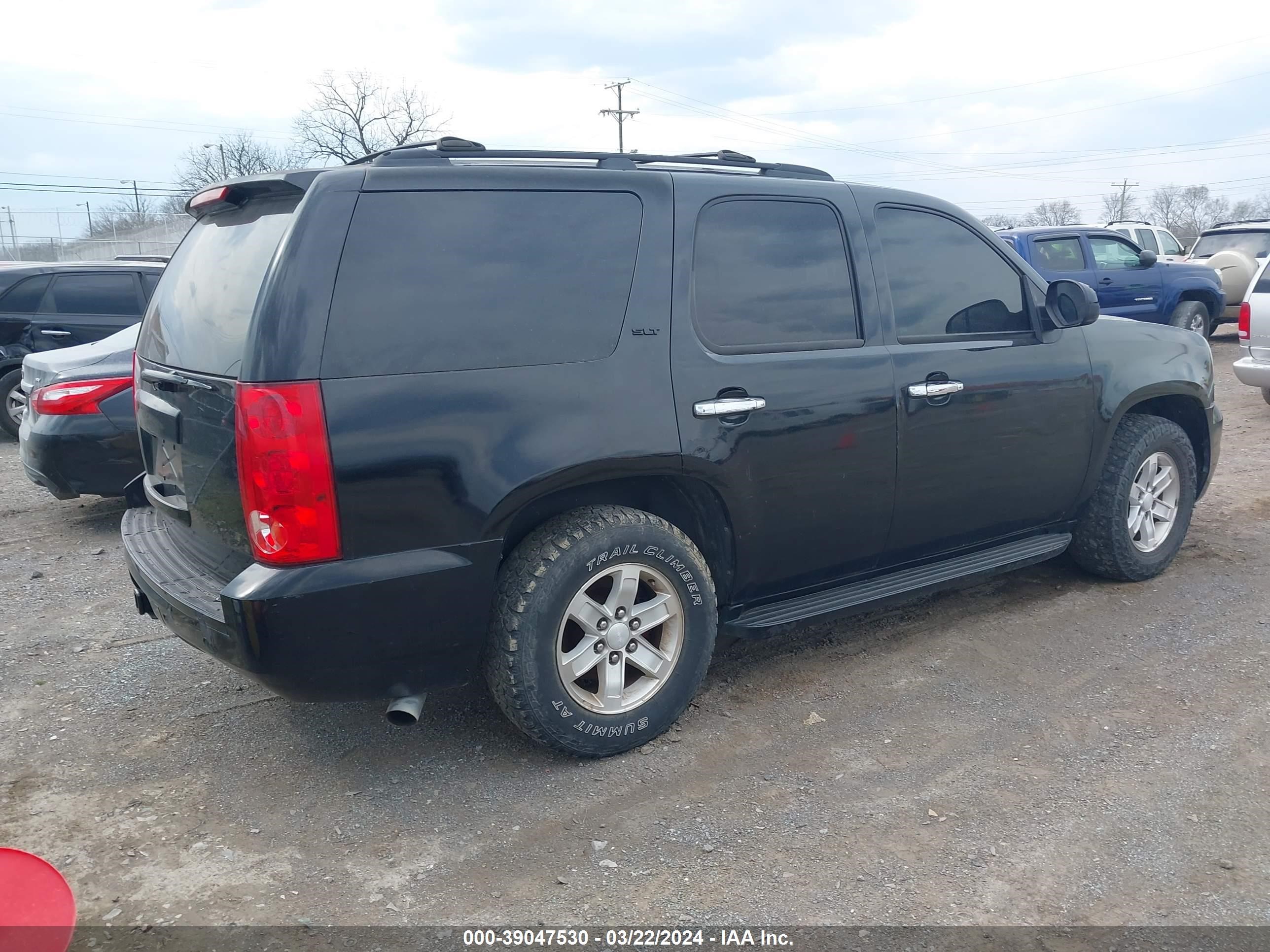 Photo 3 VIN: 1GKFC33069R134085 - GMC YUKON 