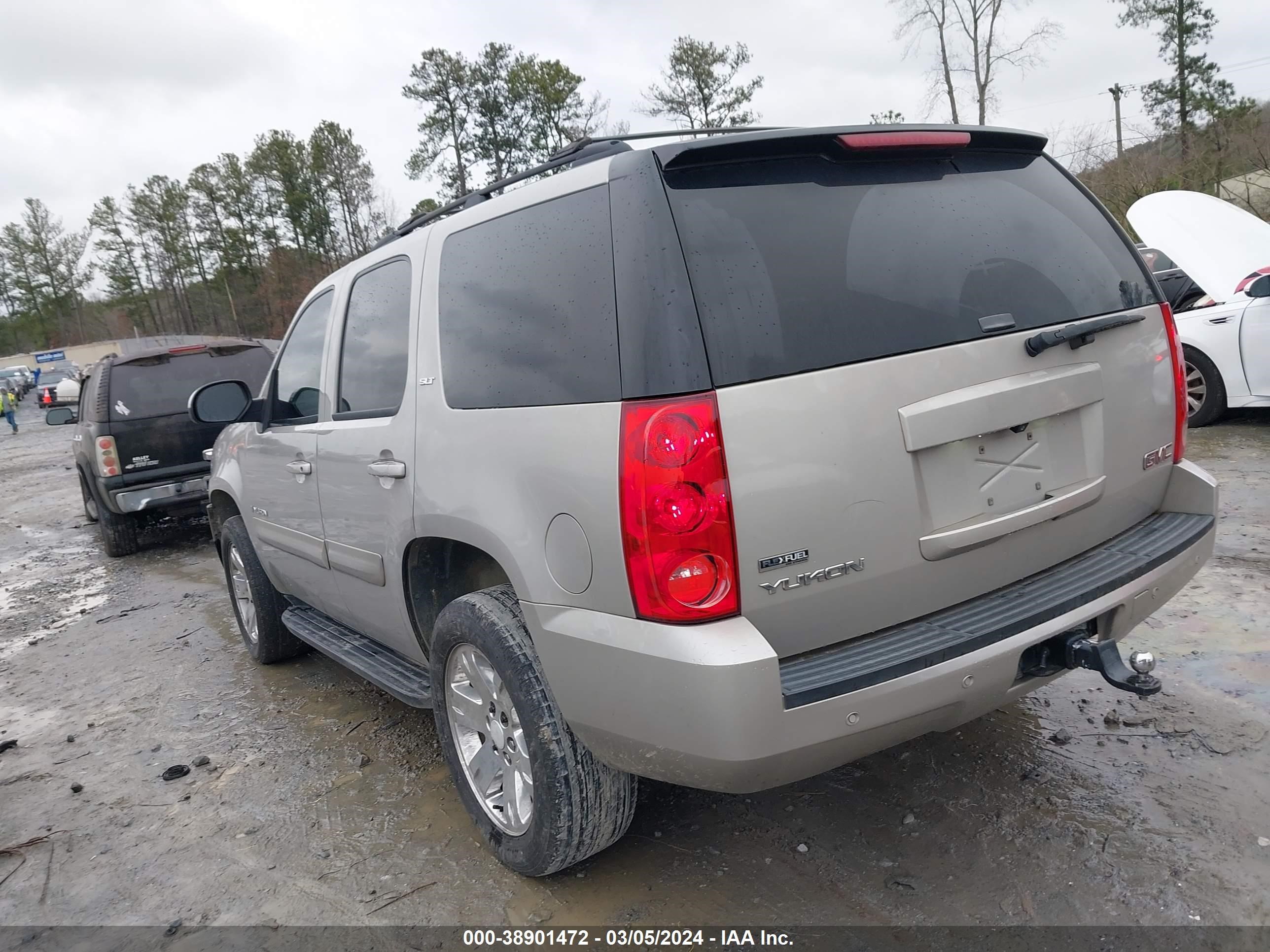 Photo 2 VIN: 1GKFC33069R166373 - GMC YUKON 