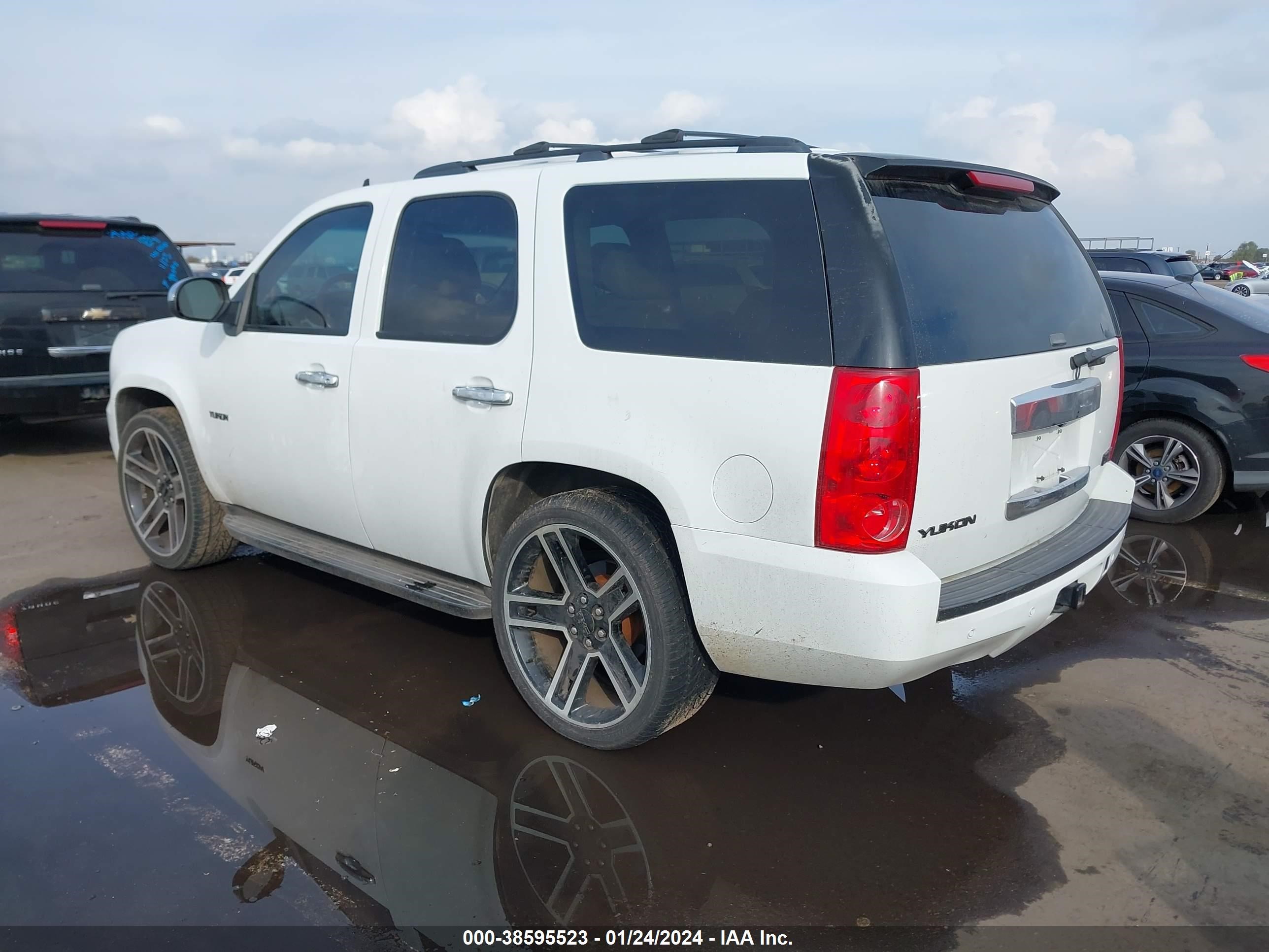 Photo 2 VIN: 1GKFC330X9R127169 - GMC YUKON 