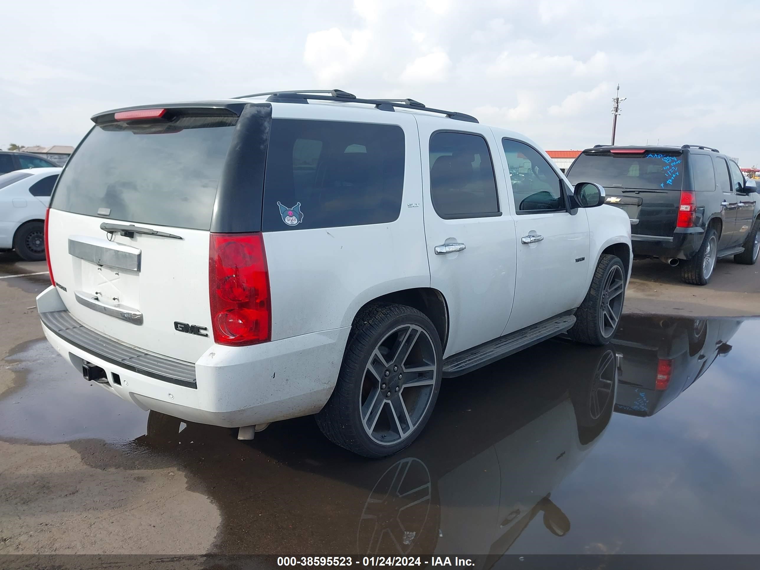 Photo 3 VIN: 1GKFC330X9R127169 - GMC YUKON 