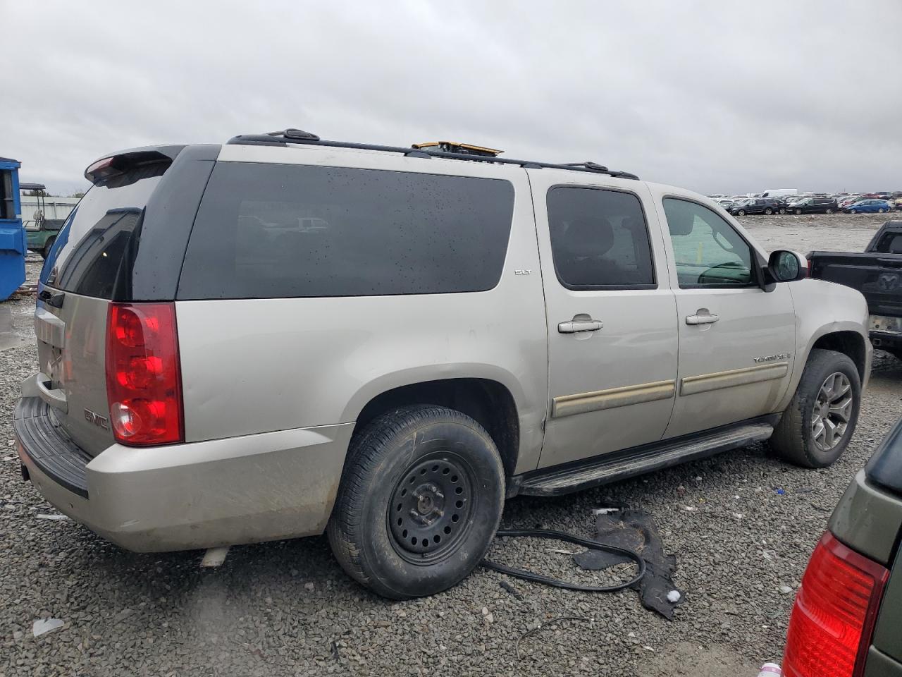 Photo 2 VIN: 1GKFC36J49R281395 - GMC YUKON 