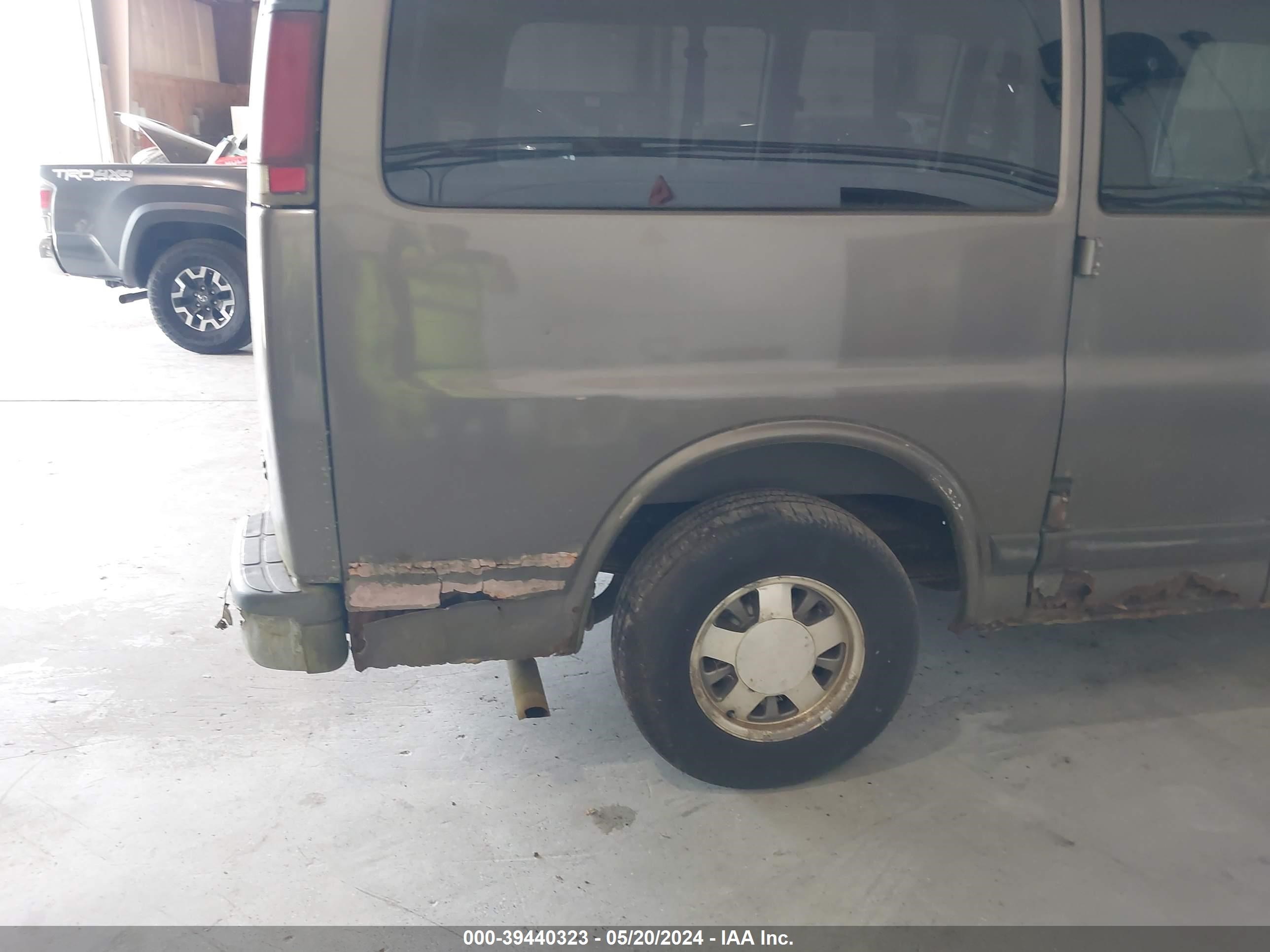 Photo 13 VIN: 1GKFG15R1X1133586 - GMC SAVANA 