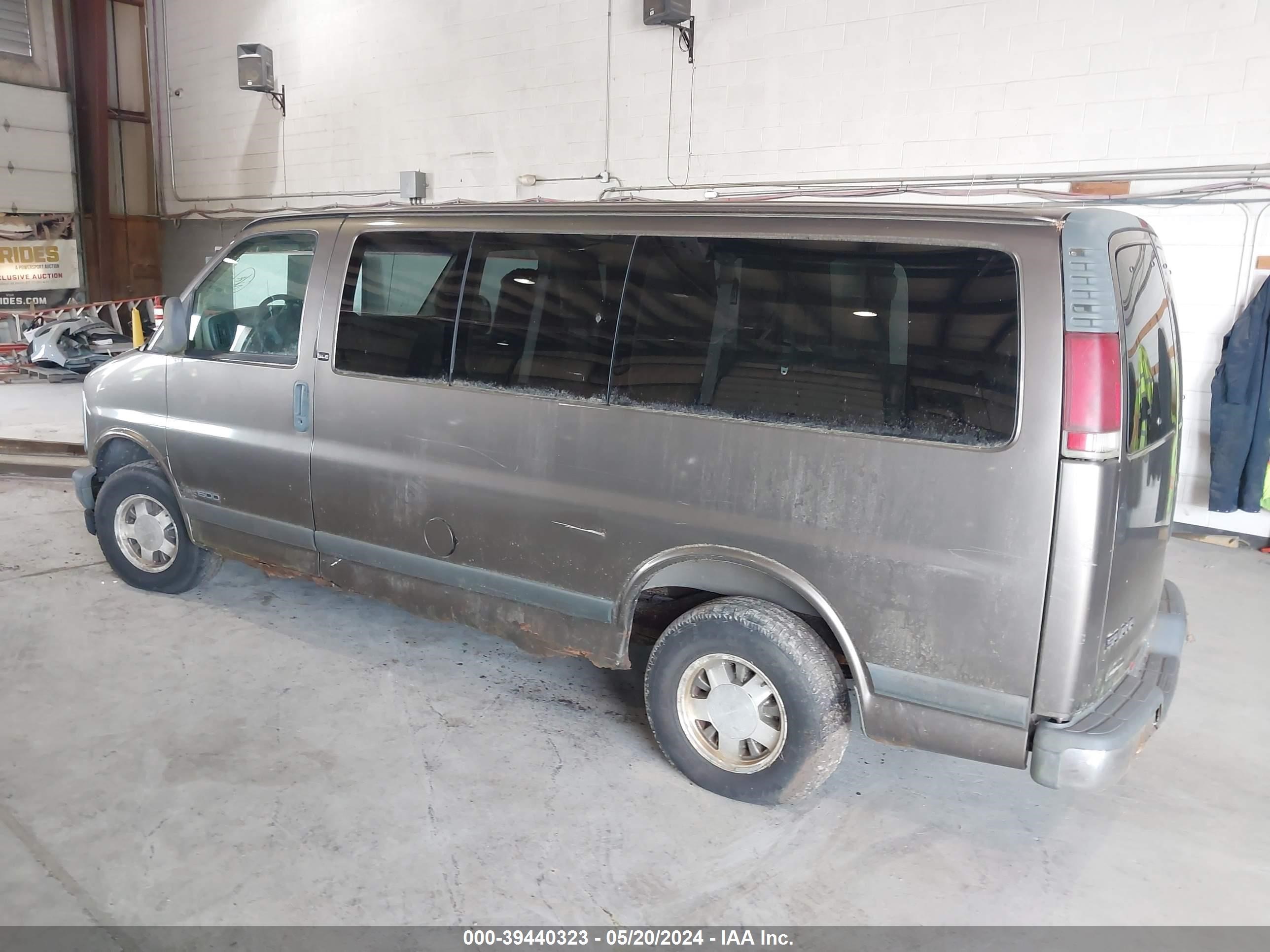 Photo 2 VIN: 1GKFG15R1X1133586 - GMC SAVANA 