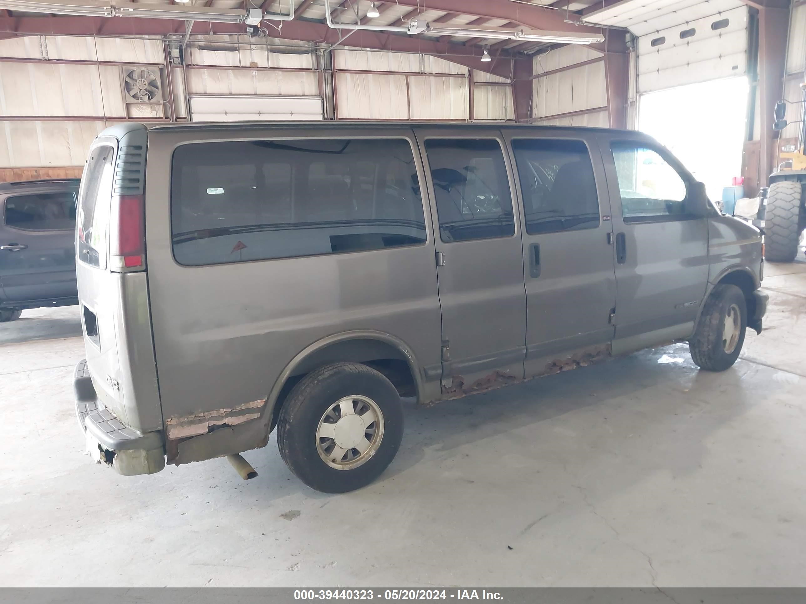 Photo 3 VIN: 1GKFG15R1X1133586 - GMC SAVANA 