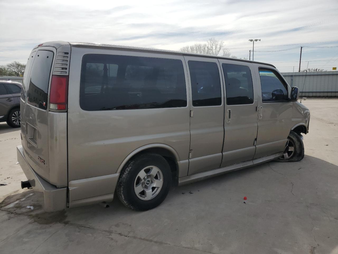 Photo 2 VIN: 1GKFG65R311184611 - GMC SAVANA 